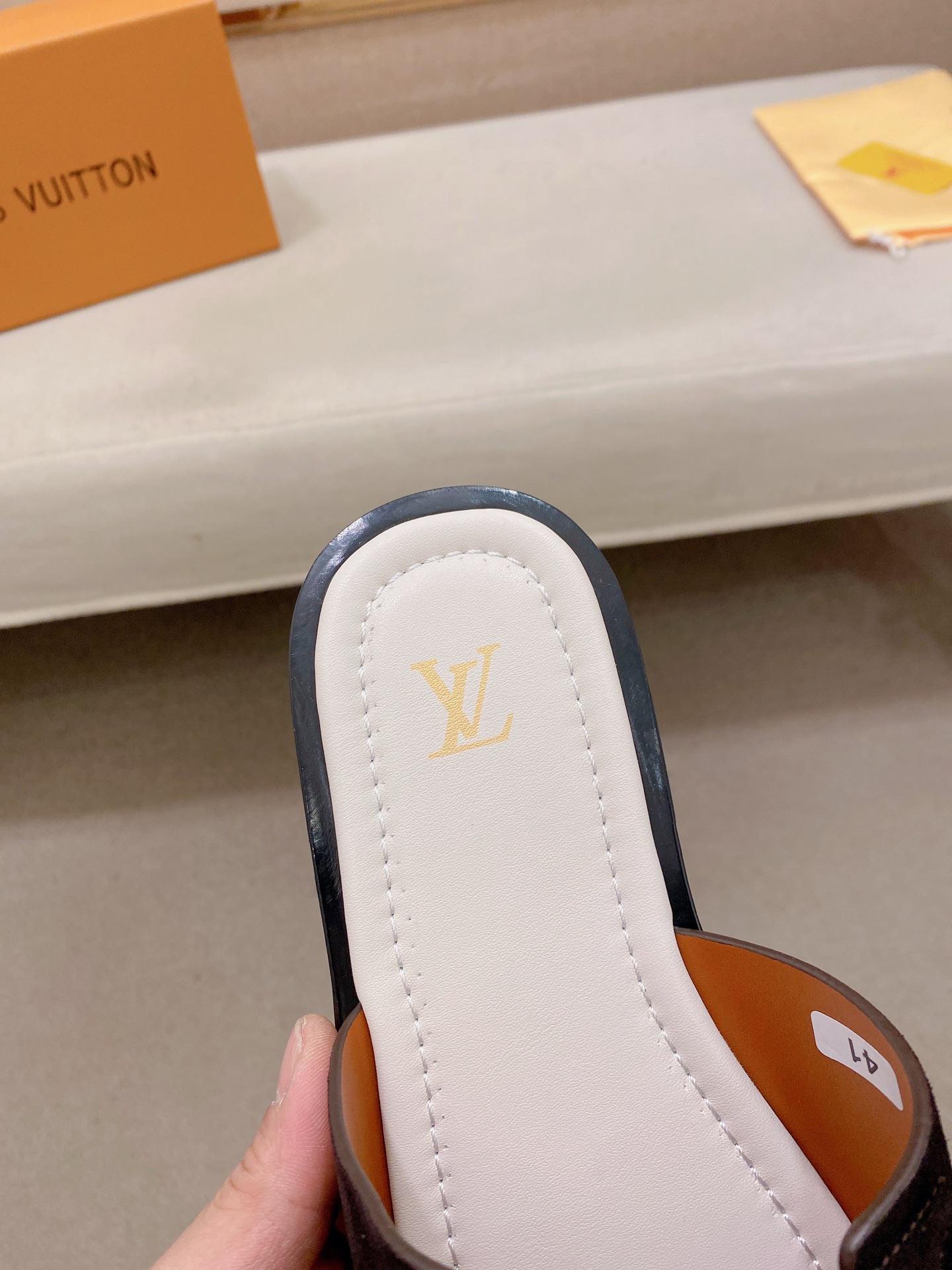 LV 一比一 男款絨面LOGO拖鞋 棕色質感設計舒適百搭休閒款| 10 LV 一比一 男款絨面LOGO拖鞋 棕色質感設計舒適百搭休閒款