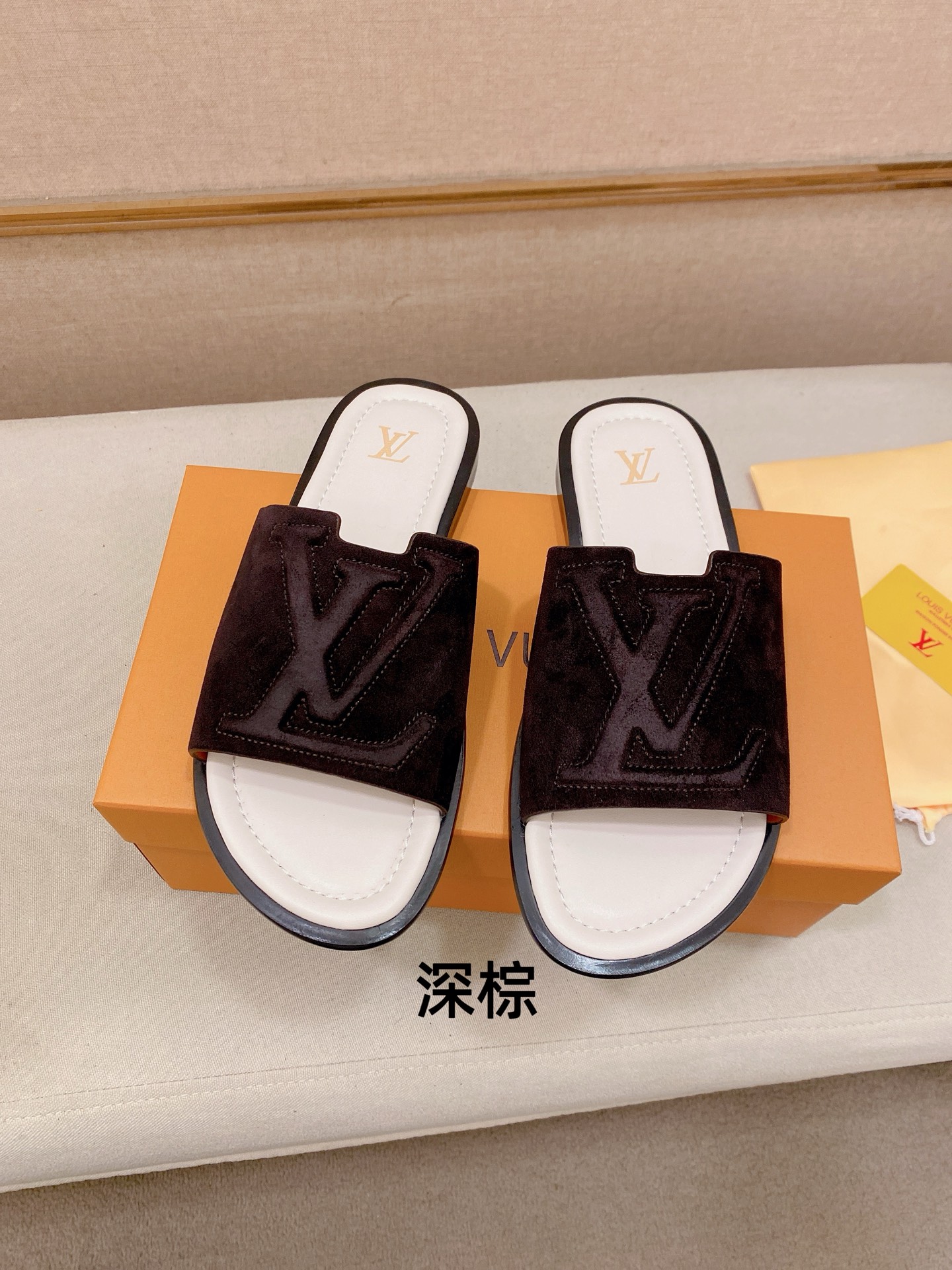 LV 一比一 男款絨面LOGO拖鞋 棕色質感設計舒適百搭休閒款| 9 LV 一比一 男款絨面LOGO拖鞋 棕色質感設計舒適百搭休閒款