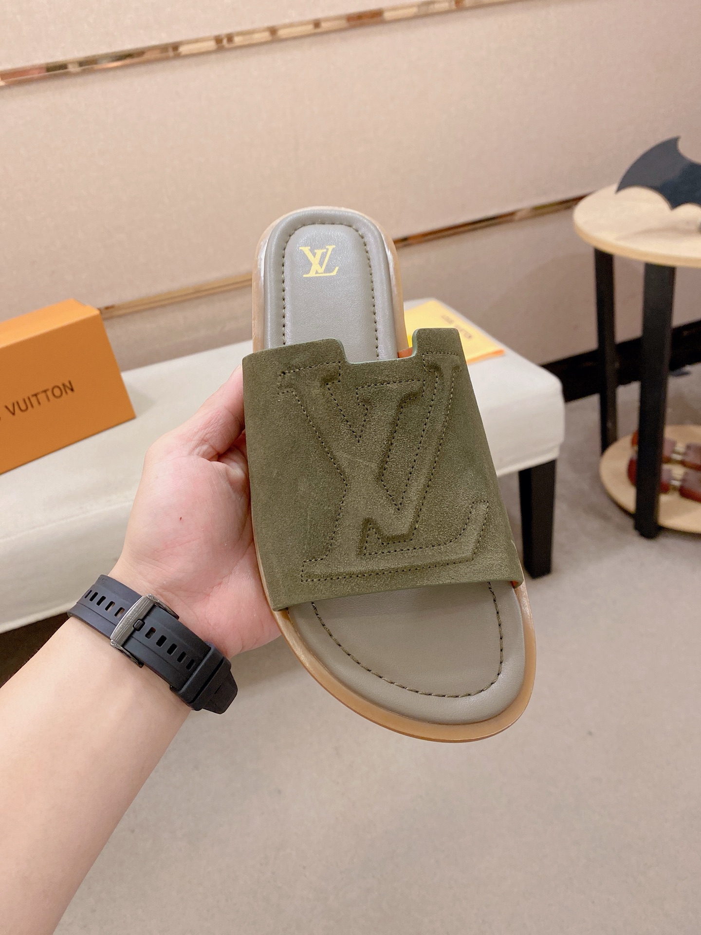 LV 原單 男款麂皮LOGO拖鞋 綠色質感設計舒適防滑百搭款| 14 LV 原單 男款麂皮LOGO拖鞋 綠色質感設計舒適防滑百搭款