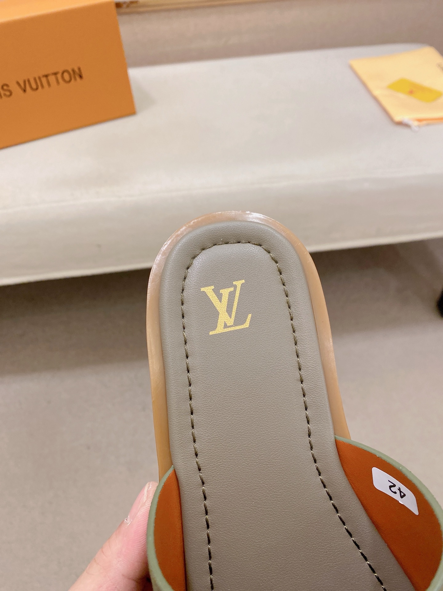 LV 原單 男款麂皮LOGO拖鞋 綠色質感設計舒適防滑百搭款| 10 LV 原單 男款麂皮LOGO拖鞋 綠色質感設計舒適防滑百搭款