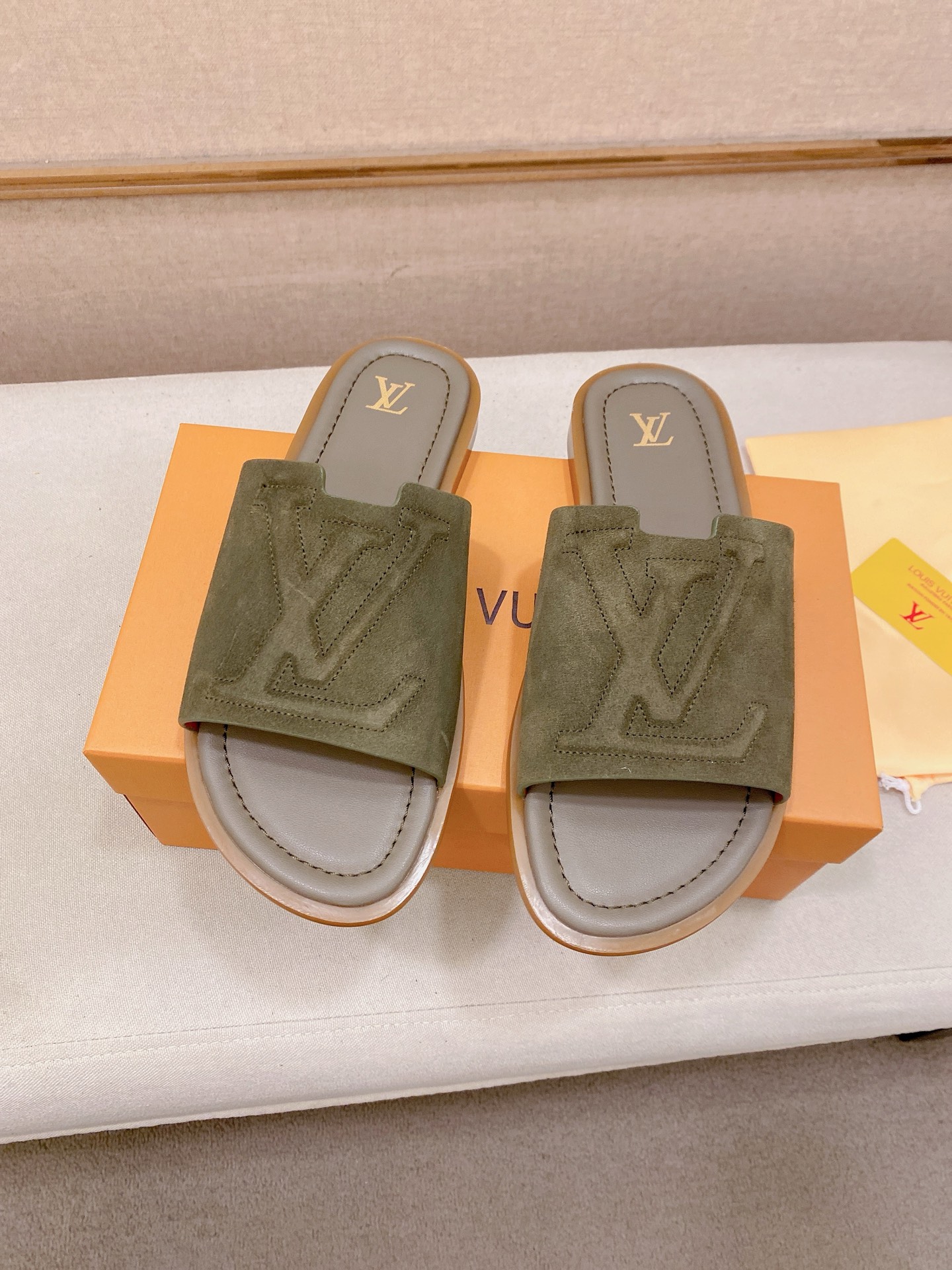 LV 原單 男款麂皮LOGO拖鞋 綠色質感設計舒適防滑百搭款| 9 LV 原單 男款麂皮LOGO拖鞋 綠色質感設計舒適防滑百搭款