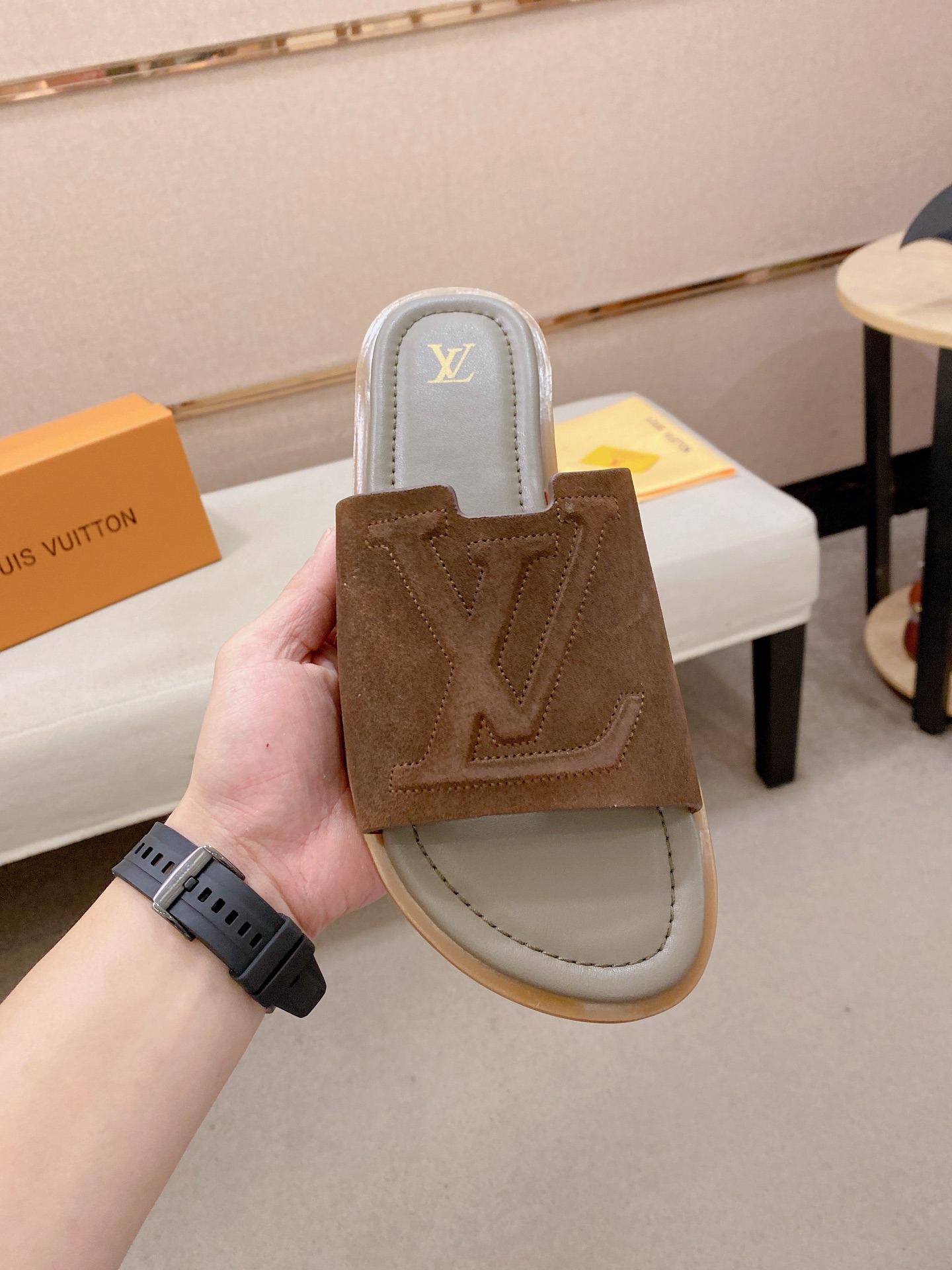 LV 高仿 男款休閒拖鞋 經典壓紋Logo設計 百搭簡約風| 14 LV 高仿 男款休閒拖鞋 經典壓紋Logo設計 百搭簡約風