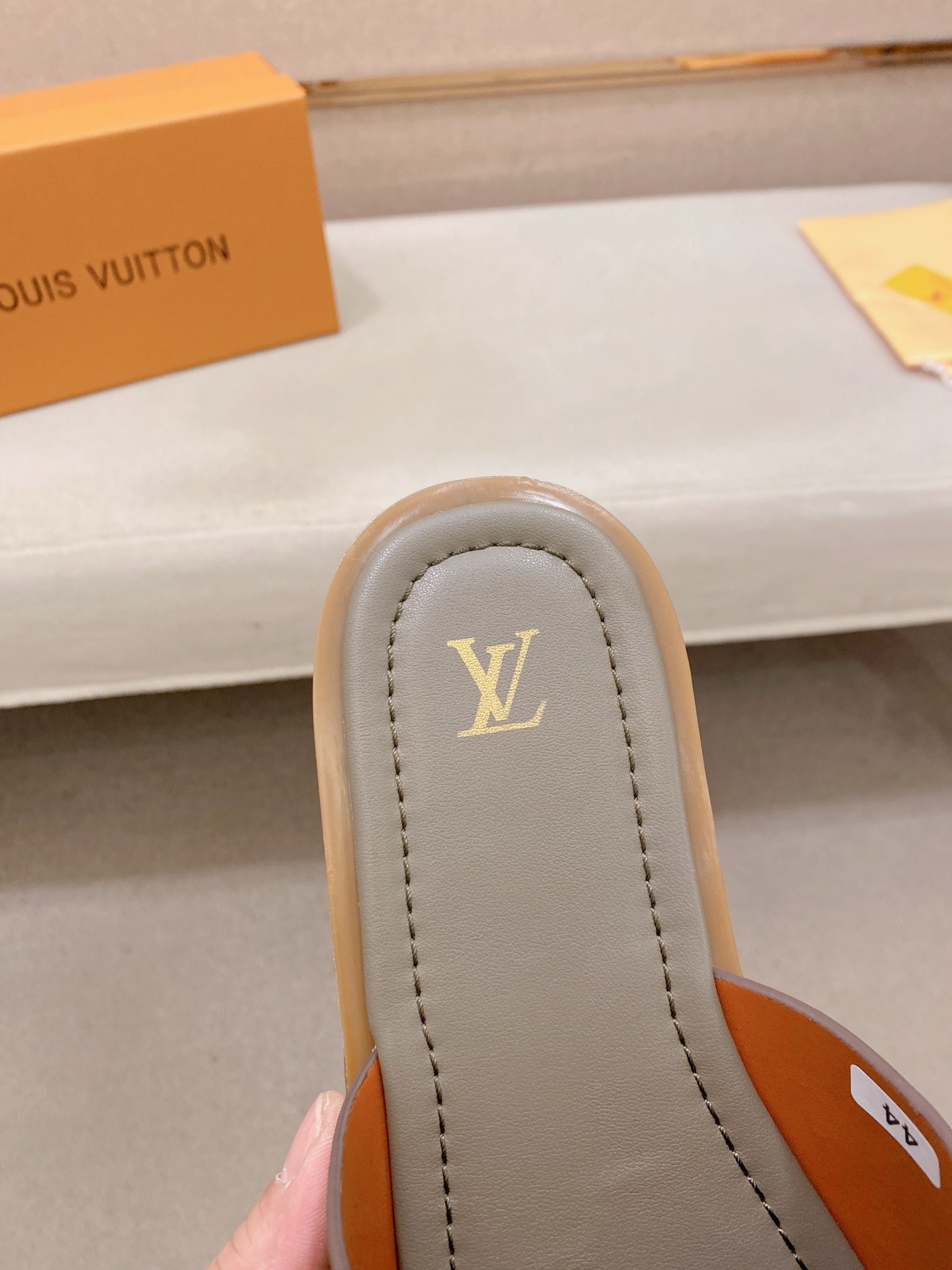 LV 高仿 男款休閒拖鞋 經典壓紋Logo設計 百搭簡約風| 10 LV 高仿 男款休閒拖鞋 經典壓紋Logo設計 百搭簡約風