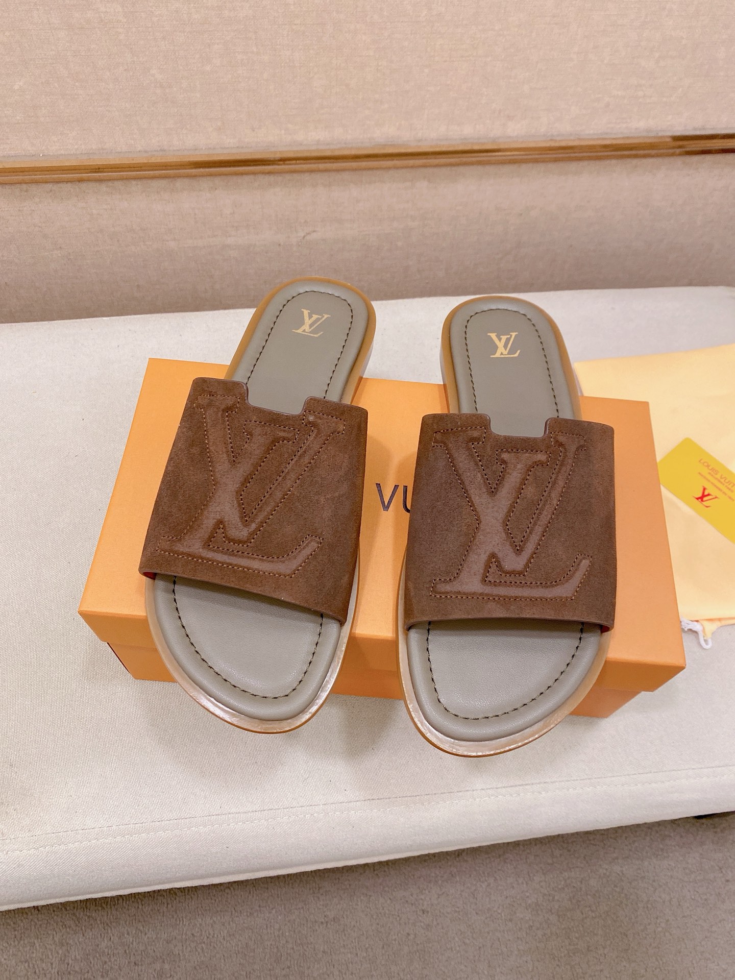 LV 高仿 男款休閒拖鞋 經典壓紋Logo設計 百搭簡約風| 9 LV 高仿 男款休閒拖鞋 經典壓紋Logo設計 百搭簡約風