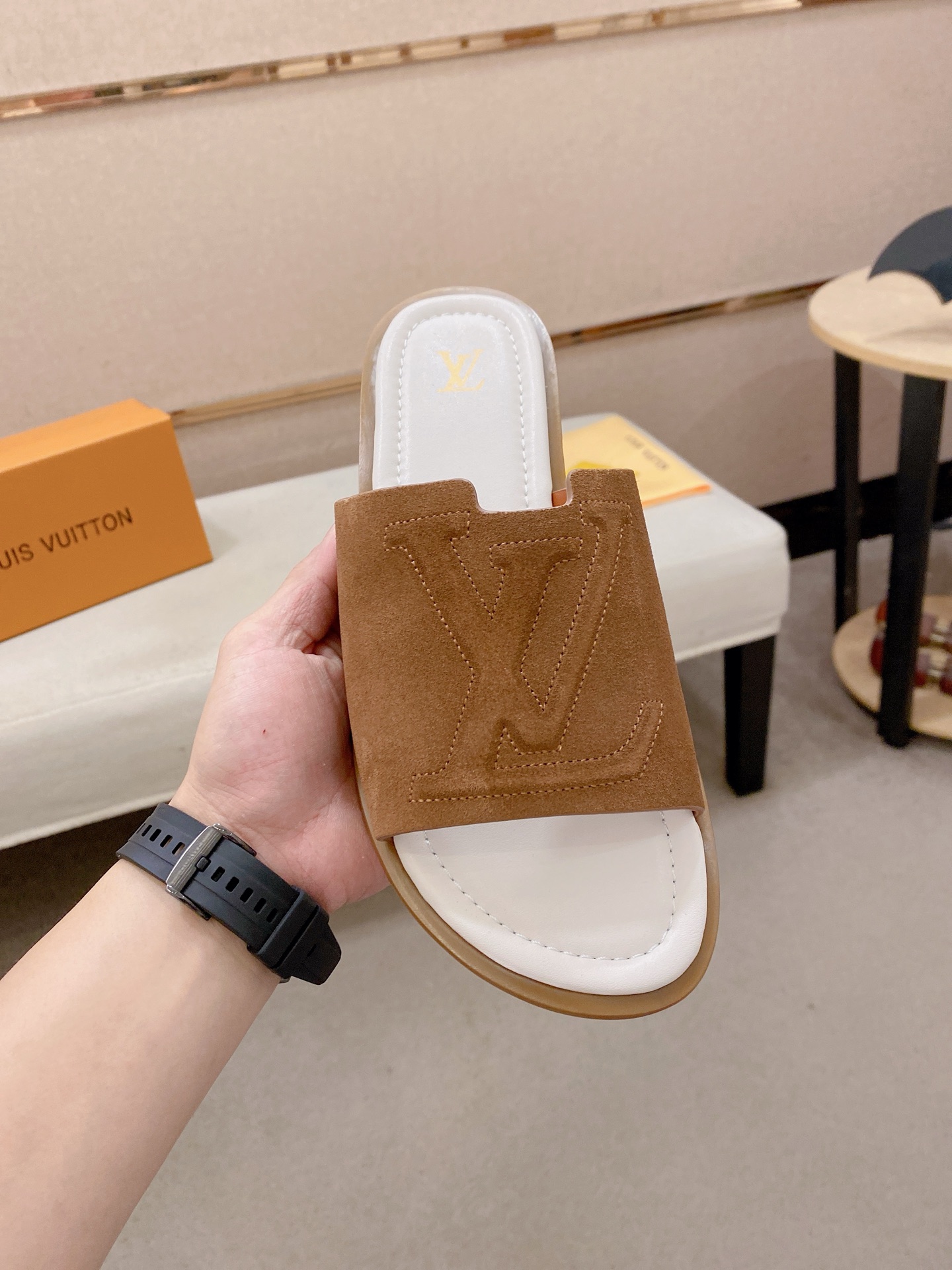 LV 一比一 男款經典拖鞋 麂皮質感Logo設計 休閒百搭款| 14 LV 一比一 男款經典拖鞋 麂皮質感Logo設計 休閒百搭款
