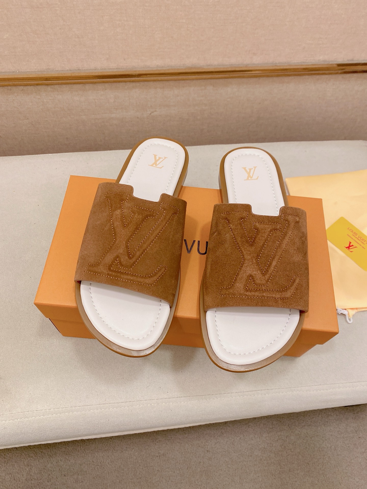 LV 一比一 男款經典拖鞋 麂皮質感Logo設計 休閒百搭款| 10 LV 一比一 男款經典拖鞋 麂皮質感Logo設計 休閒百搭款