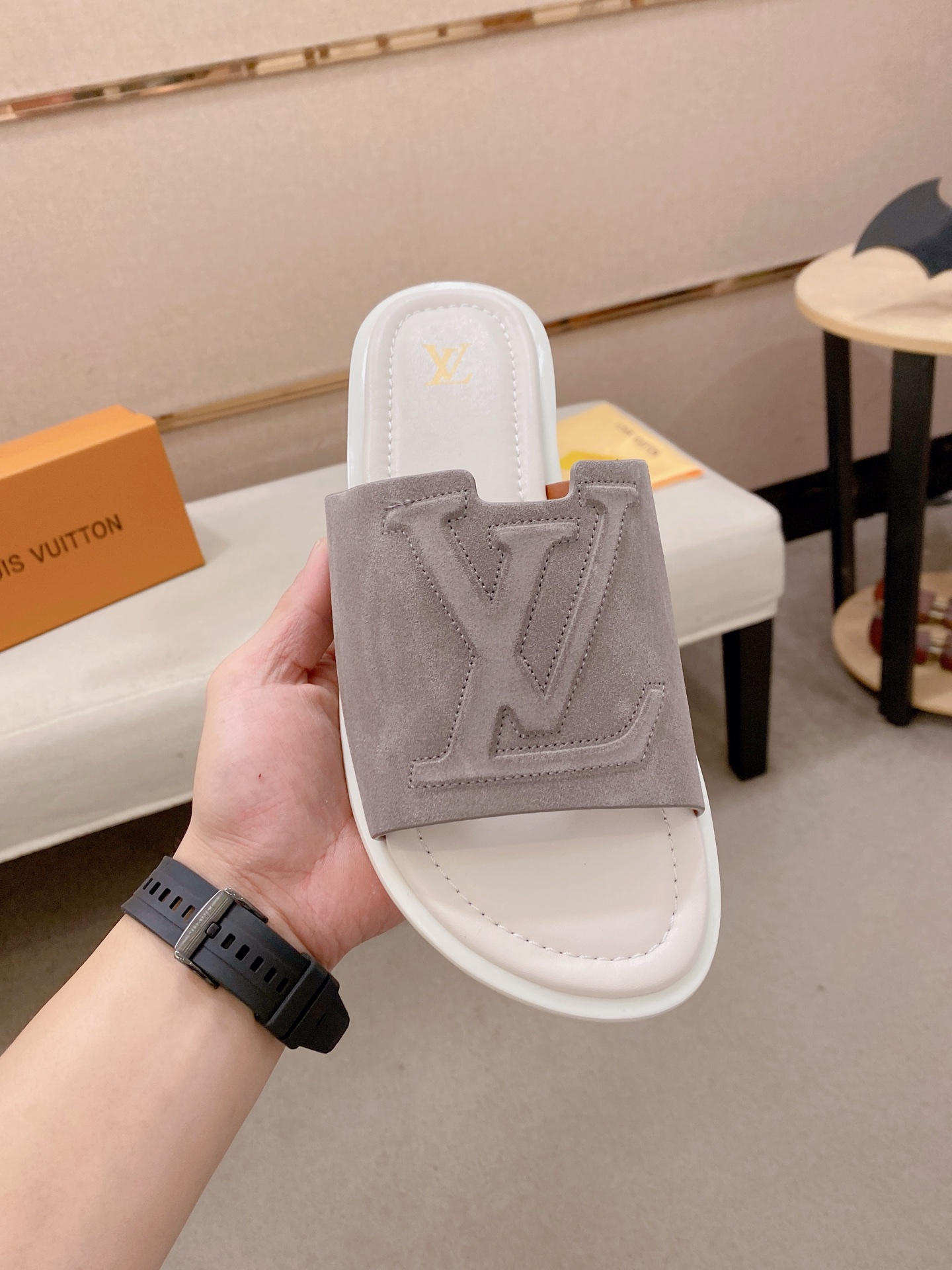 LV 原單 男款極簡拖鞋 灰色時尚設計 舒適休閒風| 14 LV 原單 男款極簡拖鞋 灰色時尚設計 舒適休閒風
