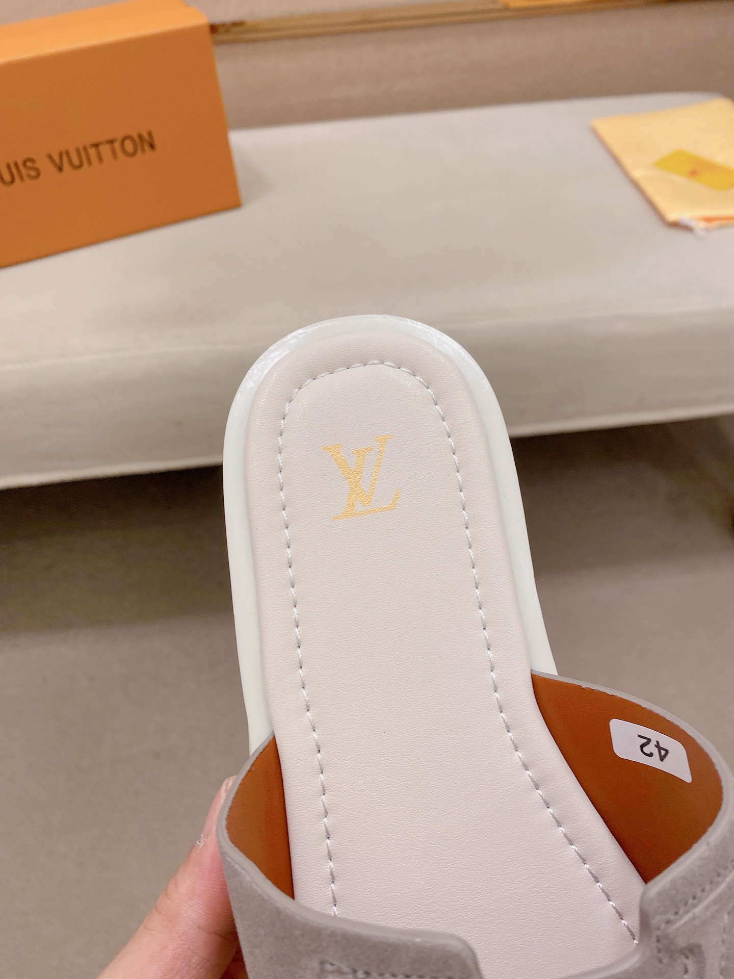 LV 原單 男款極簡拖鞋 灰色時尚設計 舒適休閒風| 10 LV 原單 男款極簡拖鞋 灰色時尚設計 舒適休閒風