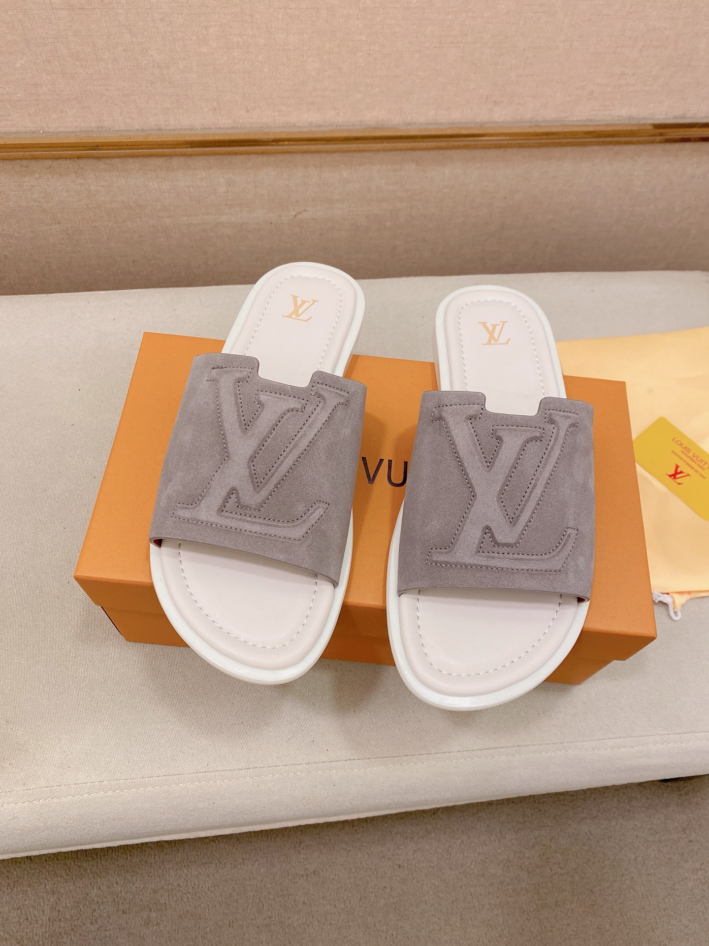 LV 原單 男款極簡拖鞋 灰色時尚設計 舒適休閒風| 9 LV 原單 男款極簡拖鞋 灰色時尚設計 舒適休閒風