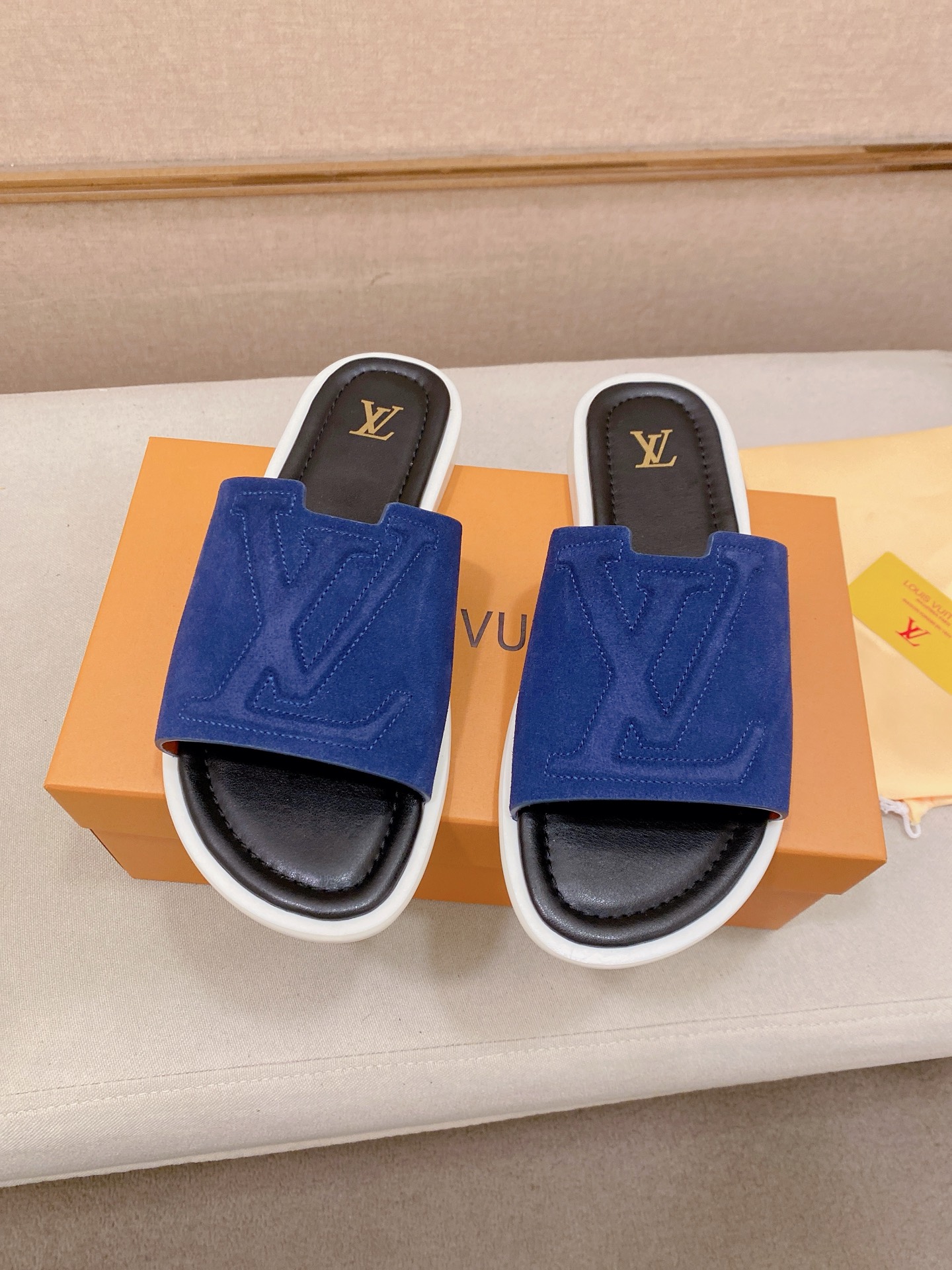 LV A貨 男款拖鞋 藍色撞色設計 潮流休閒百搭款| 9 LV A貨 男款拖鞋 藍色撞色設計 潮流休閒百搭款