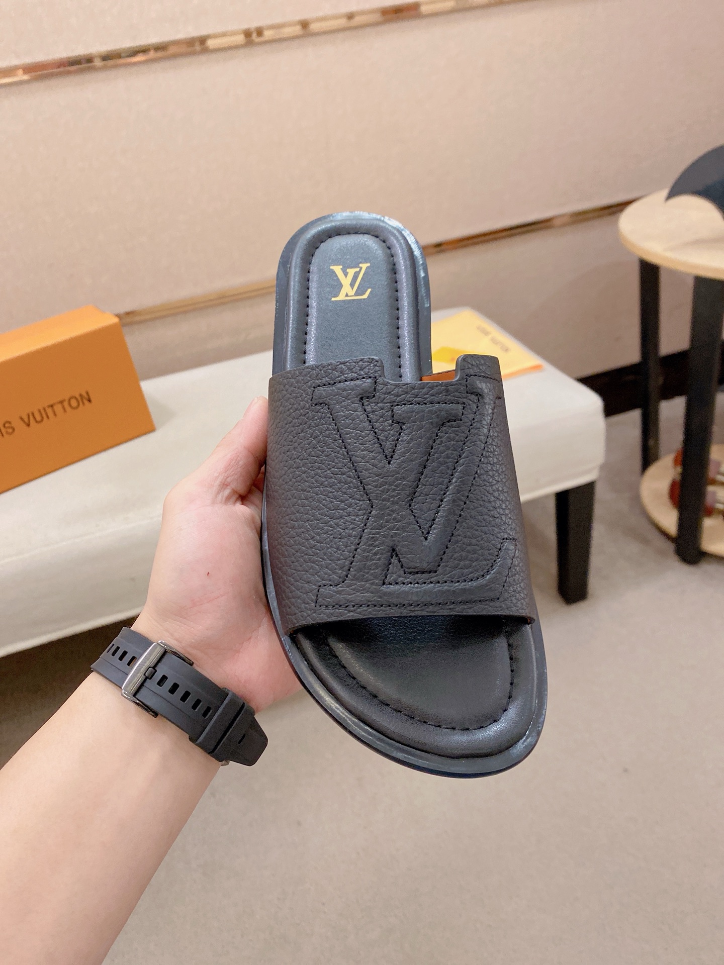 LV 高仿 男款皮紋拖鞋 黑色經典款 商務休閒風| 14 LV 高仿 男款皮紋拖鞋 黑色經典款 商務休閒風