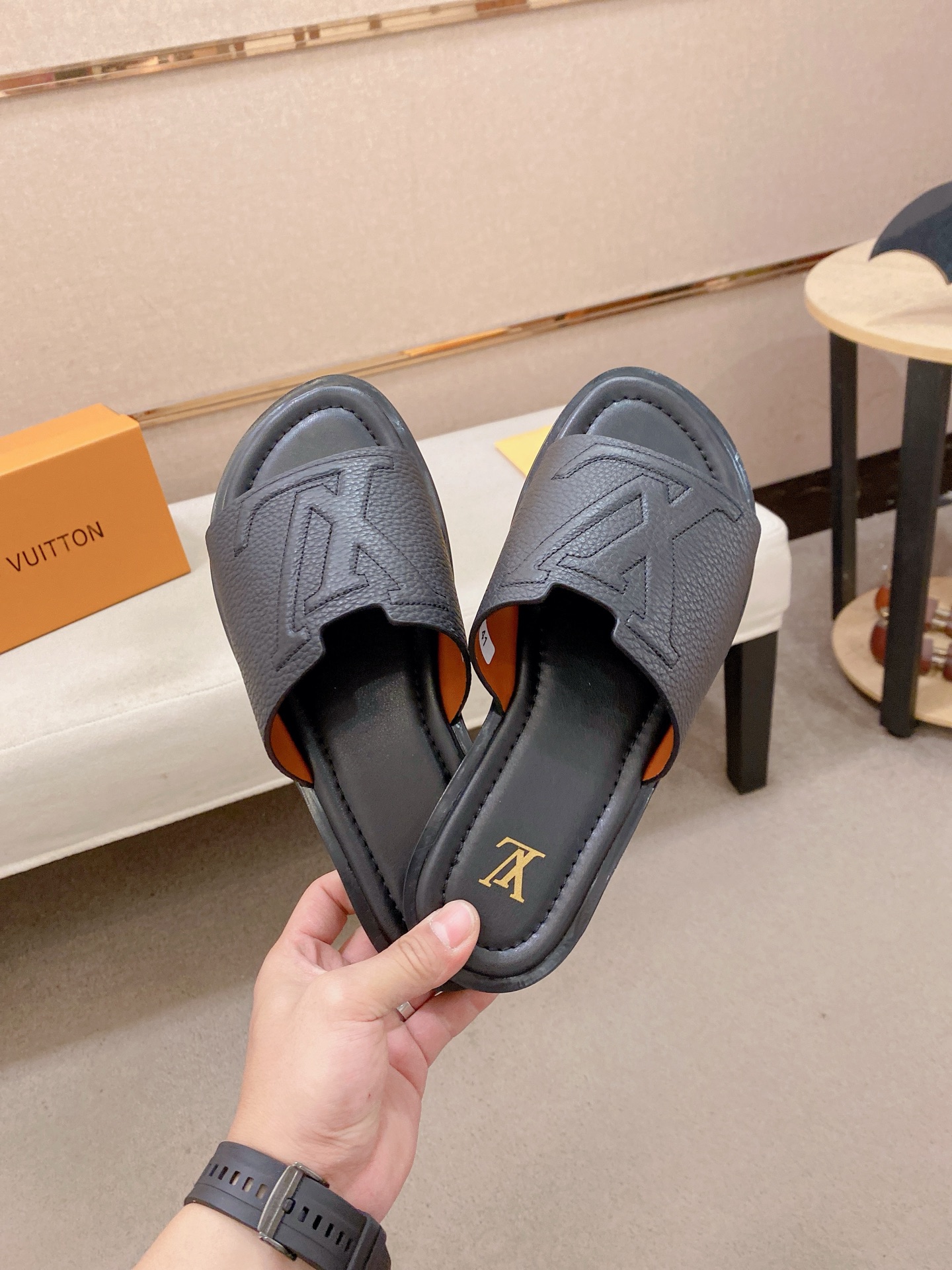 LV 高仿 男款皮紋拖鞋 黑色經典款 商務休閒風| 11 LV 高仿 男款皮紋拖鞋 黑色經典款 商務休閒風