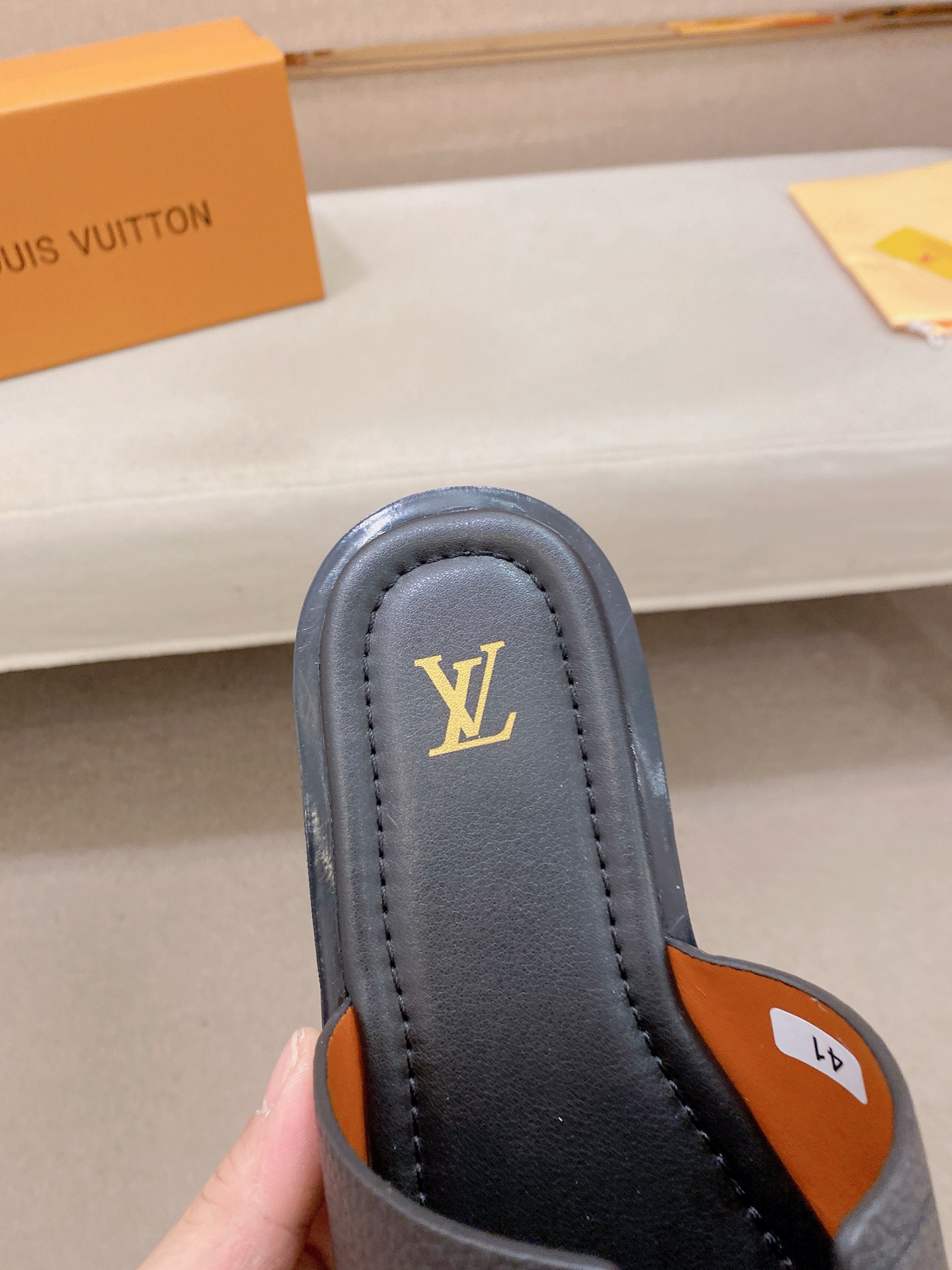 LV 高仿 男款皮紋拖鞋 黑色經典款 商務休閒風| 10 LV 高仿 男款皮紋拖鞋 黑色經典款 商務休閒風