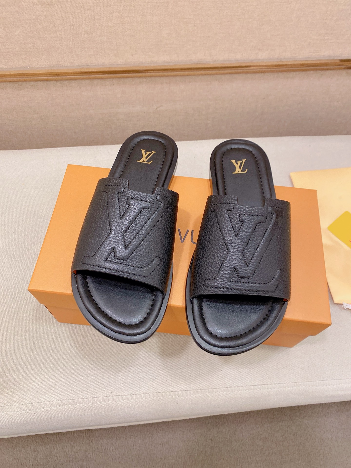 LV 高仿 男款皮紋拖鞋 黑色經典款 商務休閒風| 9 LV 高仿 男款皮紋拖鞋 黑色經典款 商務休閒風