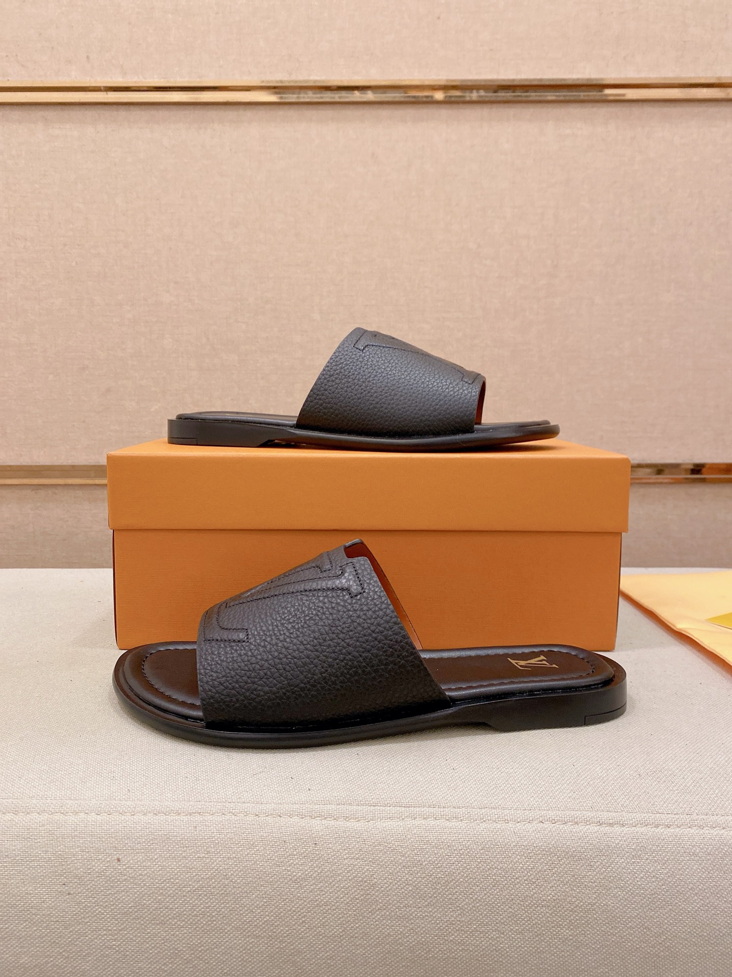 LV 高仿 男款皮紋拖鞋 黑色經典款 商務休閒風| 8 LV 高仿 男款皮紋拖鞋 黑色經典款 商務休閒風