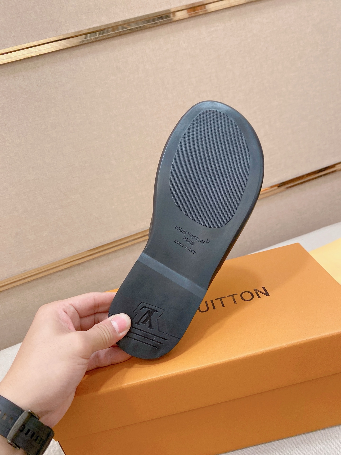 LV 高仿 男款皮紋拖鞋 黑色經典款 商務休閒風| 7 LV 高仿 男款皮紋拖鞋 黑色經典款 商務休閒風