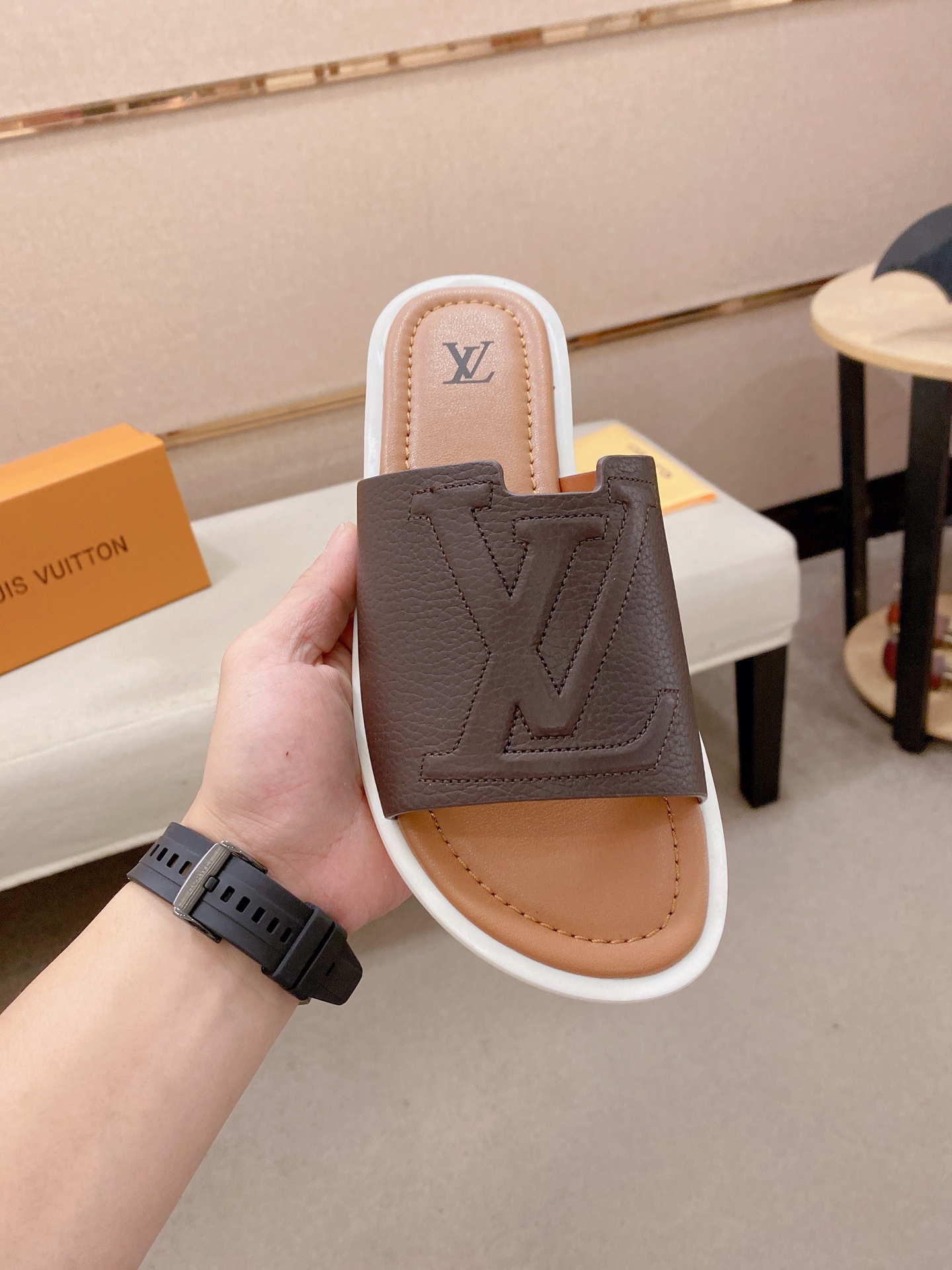 LV 一比一 男款休閒拖鞋 咖色拼接設計 舒適百搭風| 14 LV 一比一 男款休閒拖鞋 咖色拼接設計 舒適百搭風