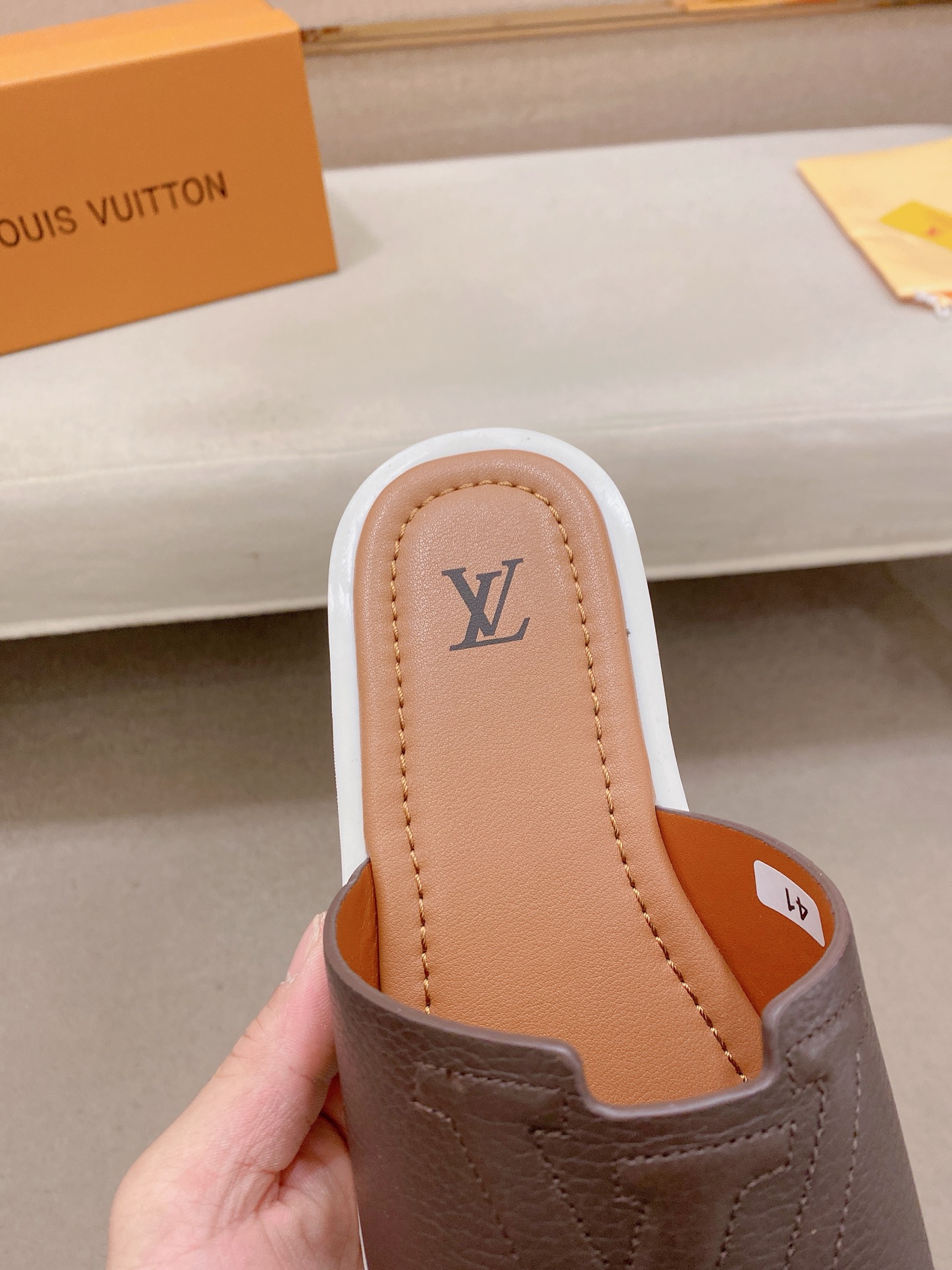 LV 一比一 男款休閒拖鞋 咖色拼接設計 舒適百搭風| 10 LV 一比一 男款休閒拖鞋 咖色拼接設計 舒適百搭風