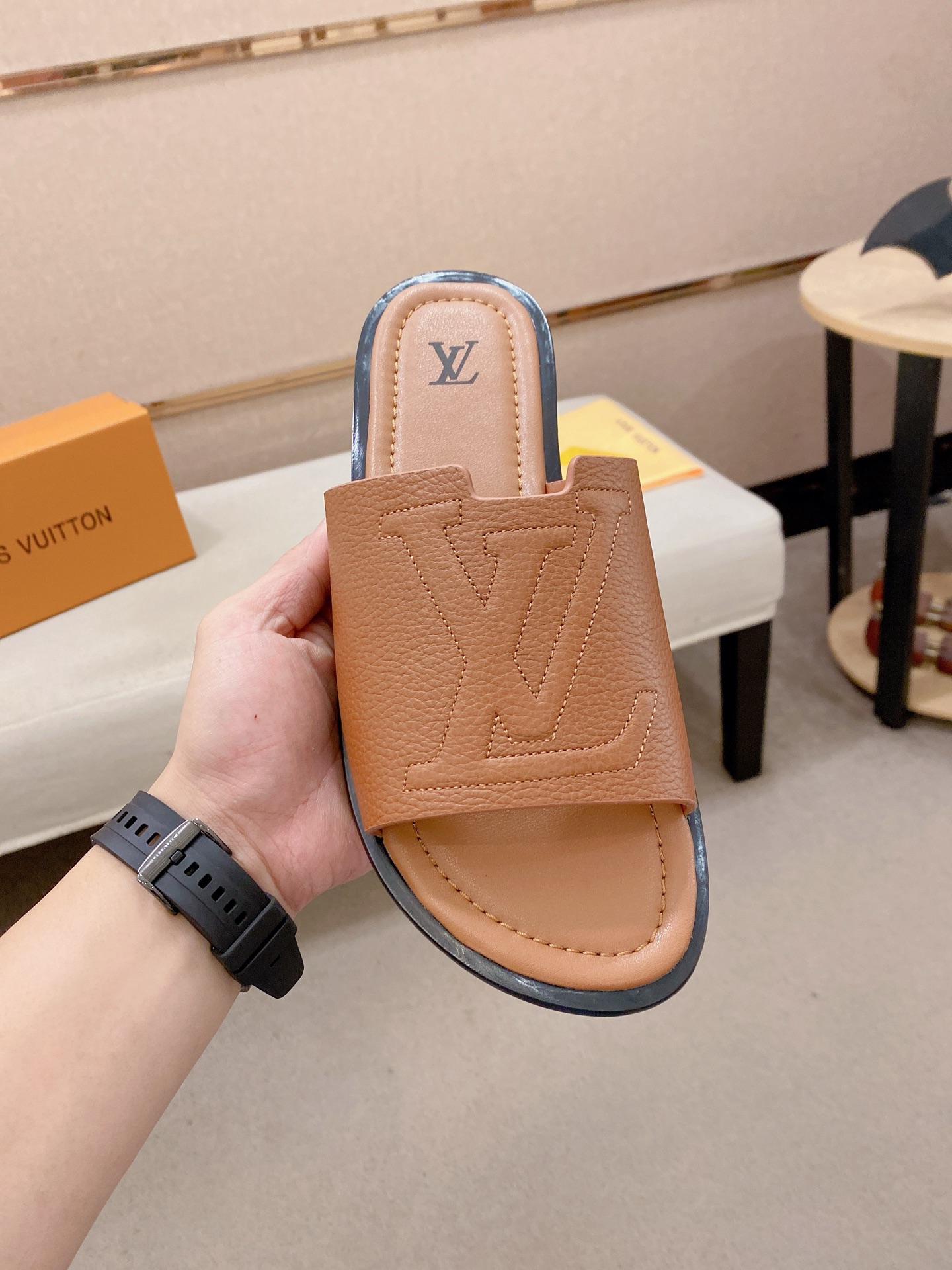 LV 原單 男款拖鞋 深咖色經典設計 輕奢休閒風| 14 LV 原單 男款拖鞋 深咖色經典設計 輕奢休閒風