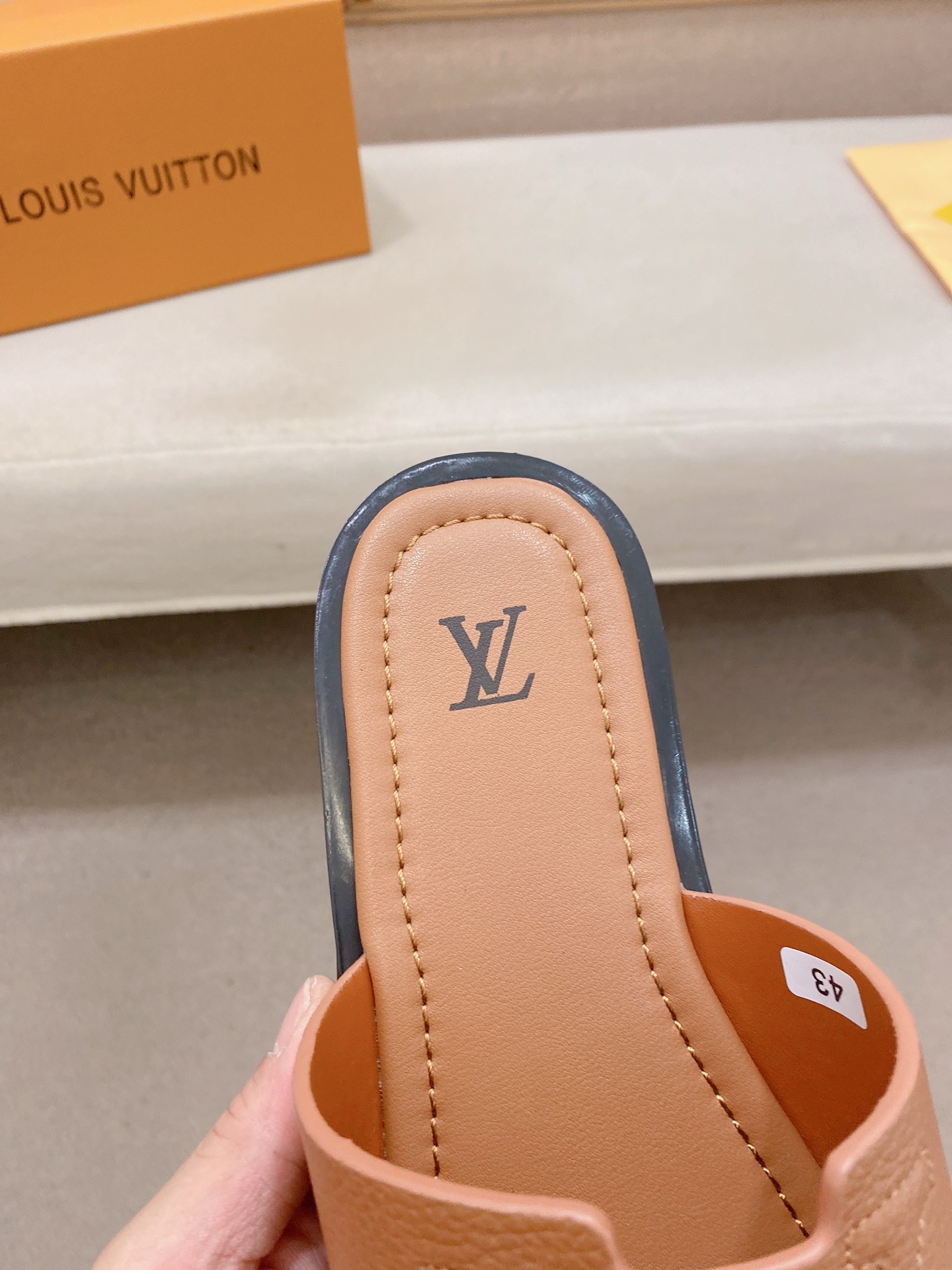 LV 原單 男款拖鞋 深咖色經典設計 輕奢休閒風| 10 LV 原單 男款拖鞋 深咖色經典設計 輕奢休閒風