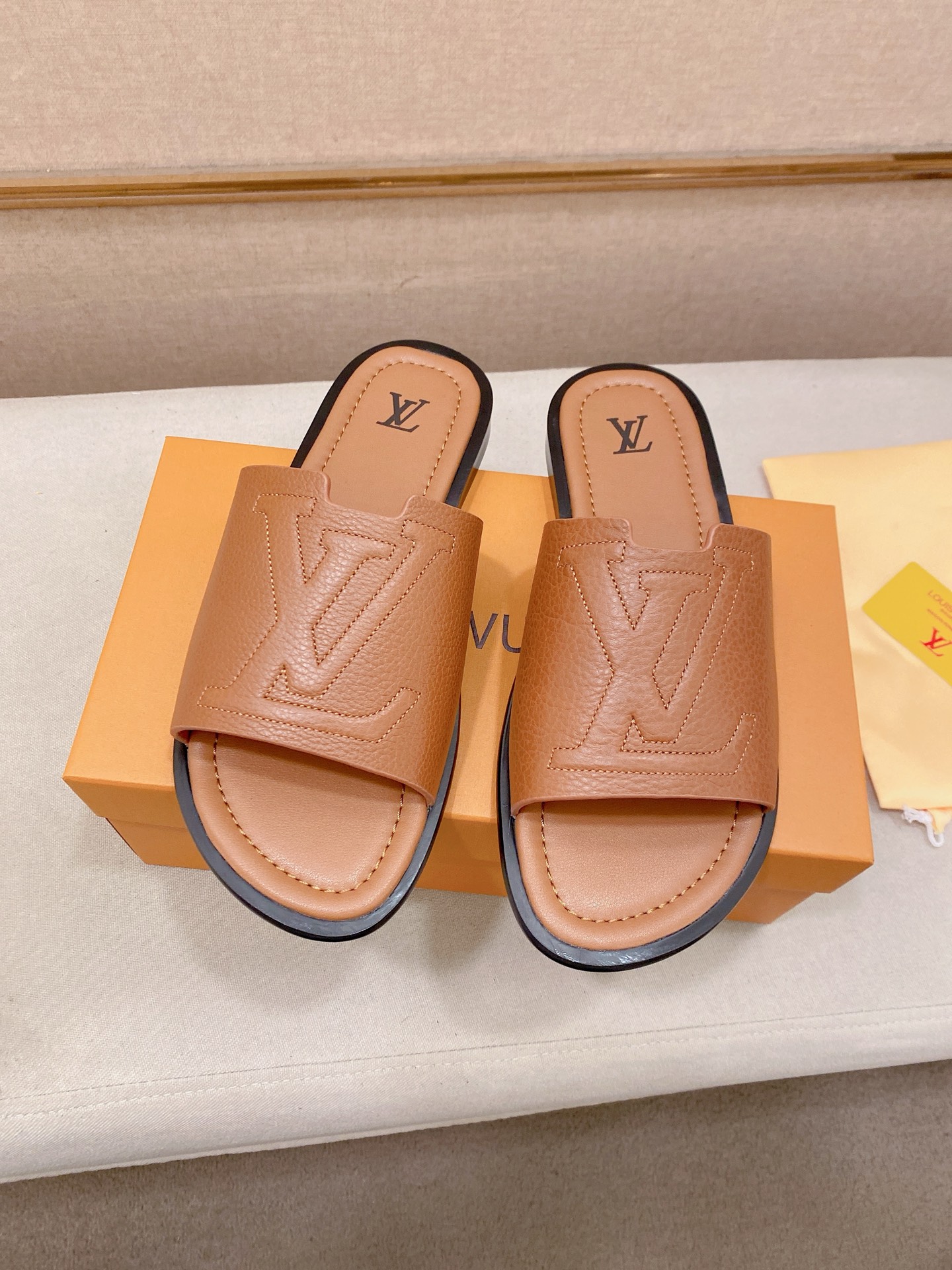 LV 原單 男款拖鞋 深咖色經典設計 輕奢休閒風| 9 LV 原單 男款拖鞋 深咖色經典設計 輕奢休閒風