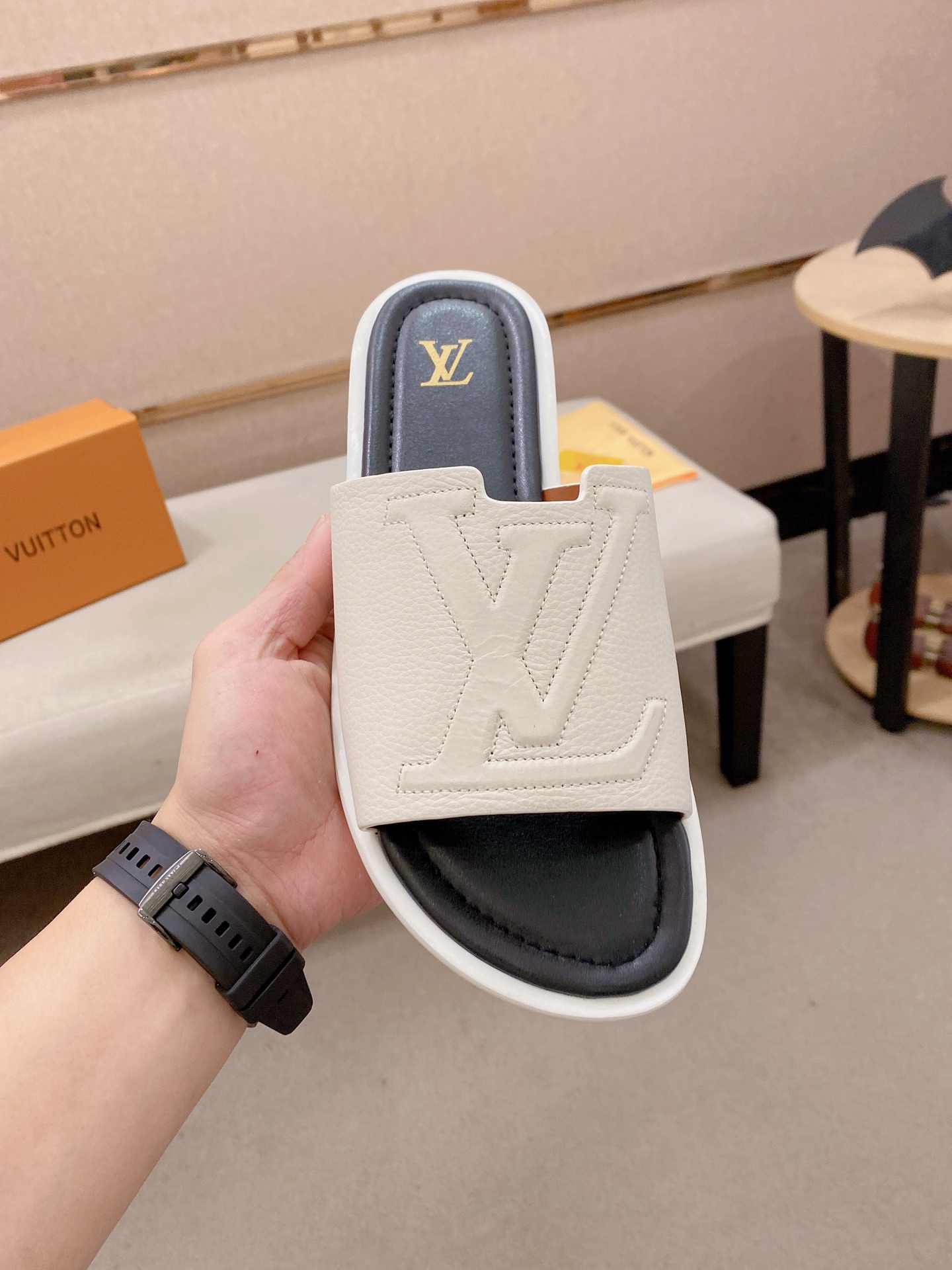 LV A貨 男款拖鞋 白色配色設計 夏季百搭休閒款| 14 LV A貨 男款拖鞋 白色配色設計 夏季百搭休閒款