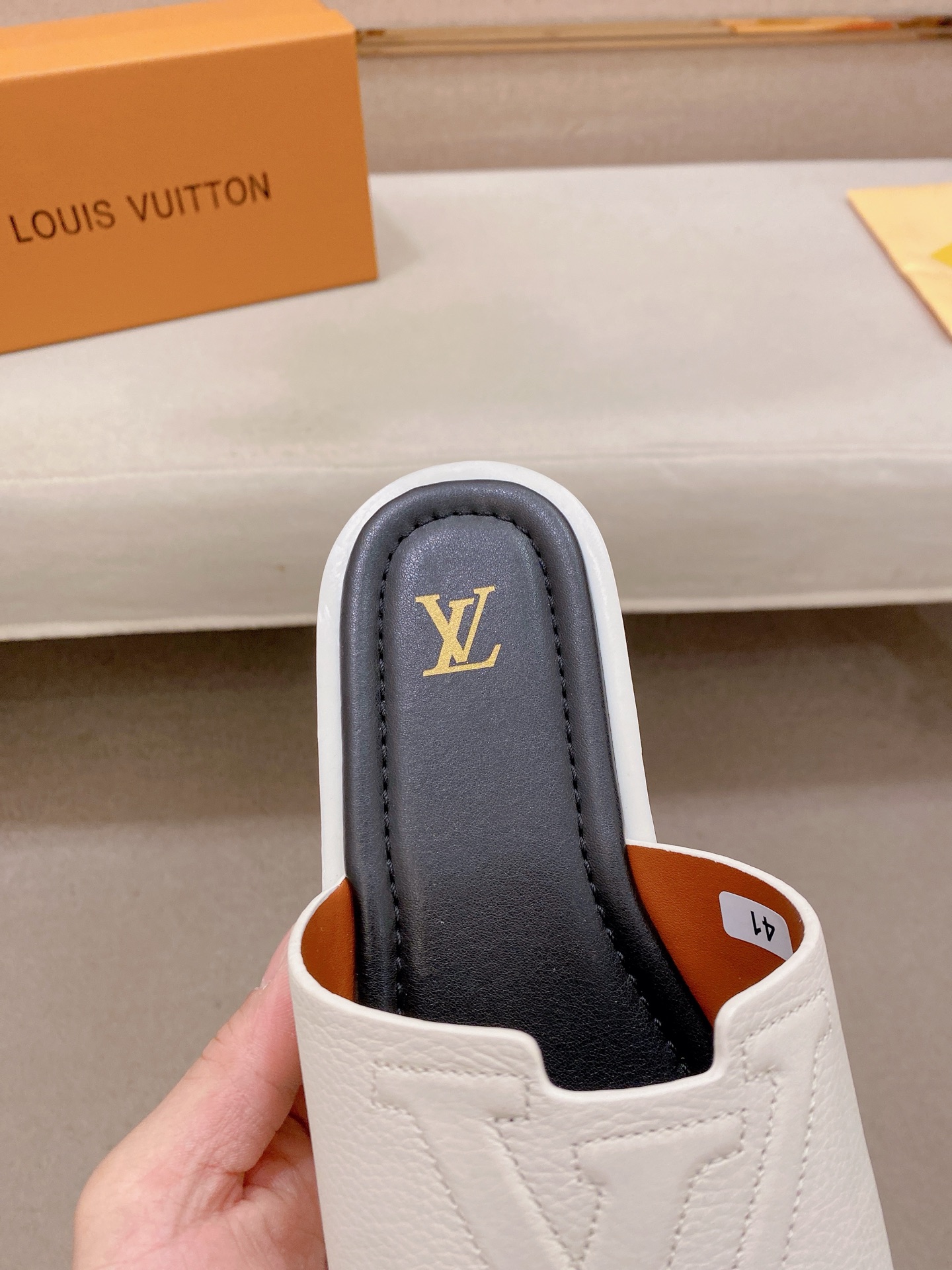 LV A貨 男款拖鞋 白色配色設計 夏季百搭休閒款| 10 LV A貨 男款拖鞋 白色配色設計 夏季百搭休閒款