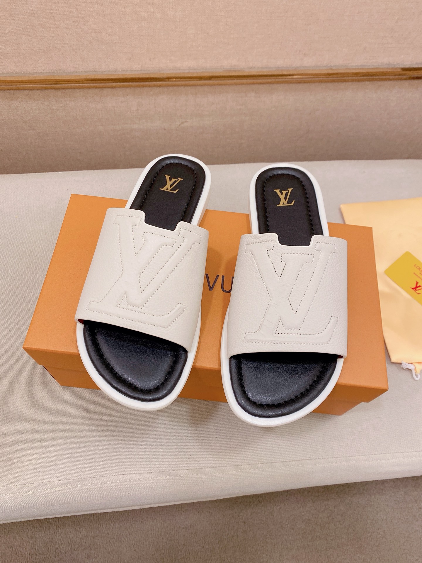 LV A貨 男款拖鞋 白色配色設計 夏季百搭休閒款| 9 LV A貨 男款拖鞋 白色配色設計 夏季百搭休閒款