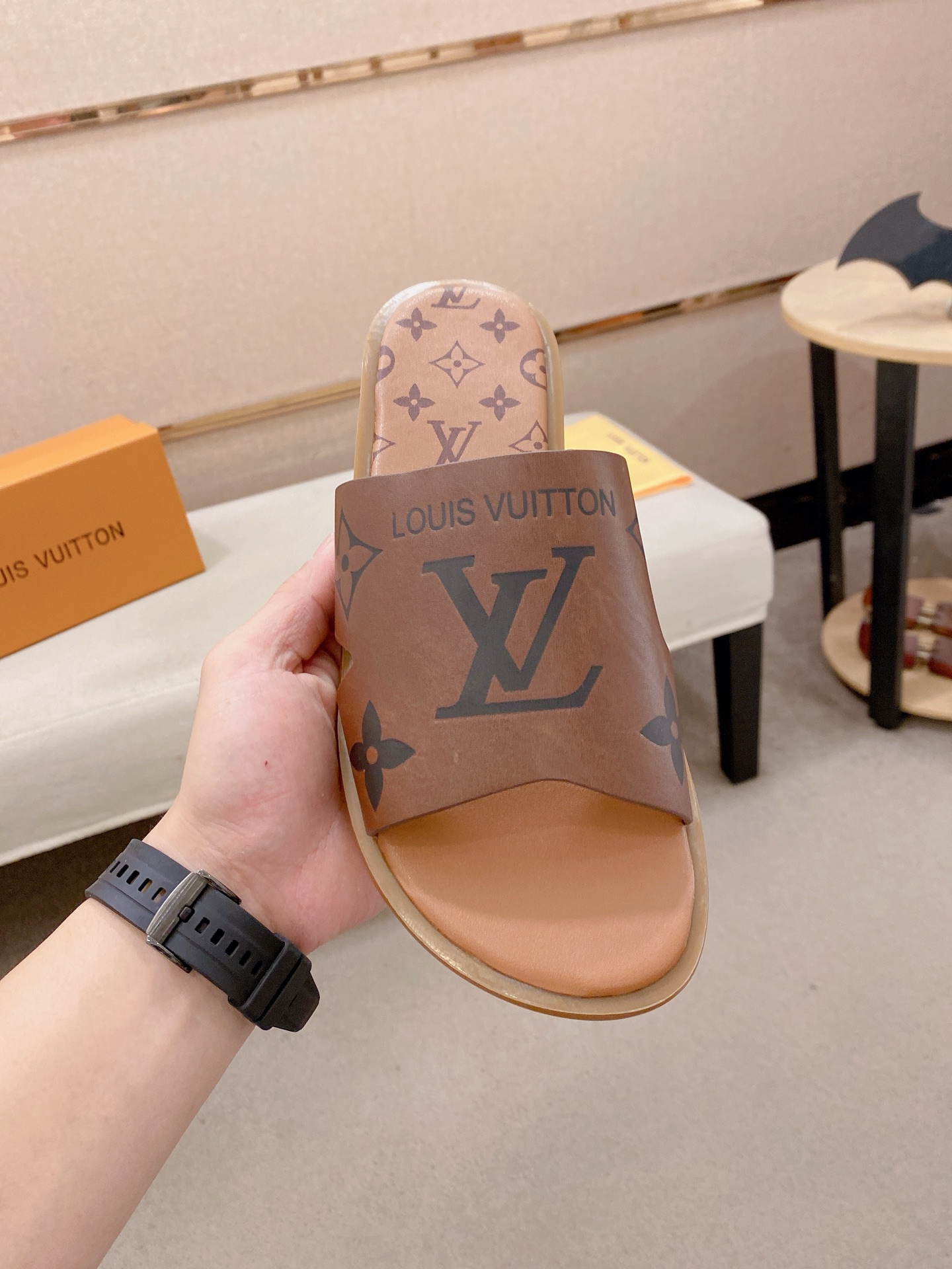 LV 高仿 男款拖鞋 淺棕極簡設計 夏季清爽百搭款| 14 LV 高仿 男款拖鞋 淺棕極簡設計 夏季清爽百搭款