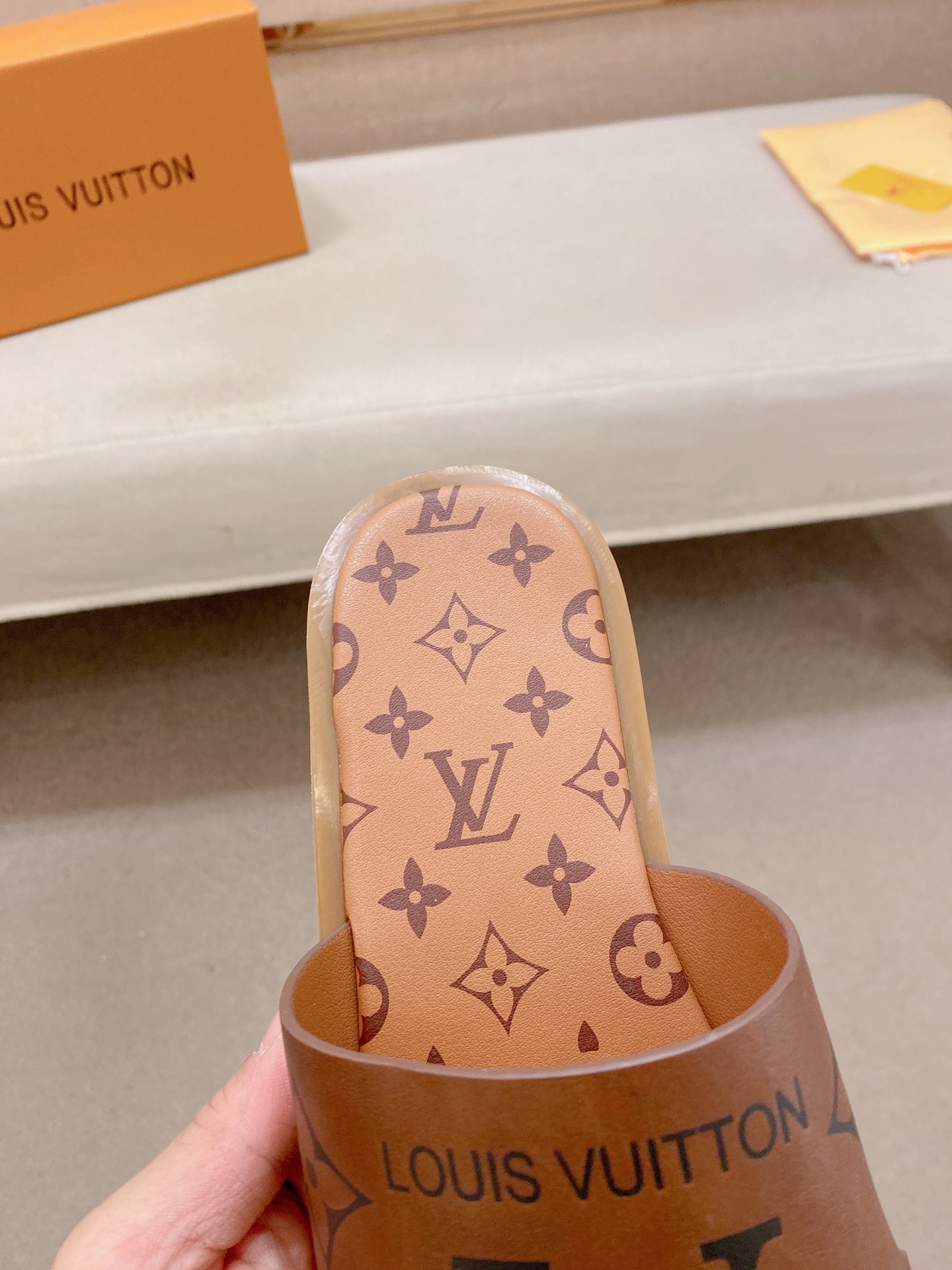 LV 高仿 男款拖鞋 淺棕極簡設計 夏季清爽百搭款| 10 LV 高仿 男款拖鞋 淺棕極簡設計 夏季清爽百搭款