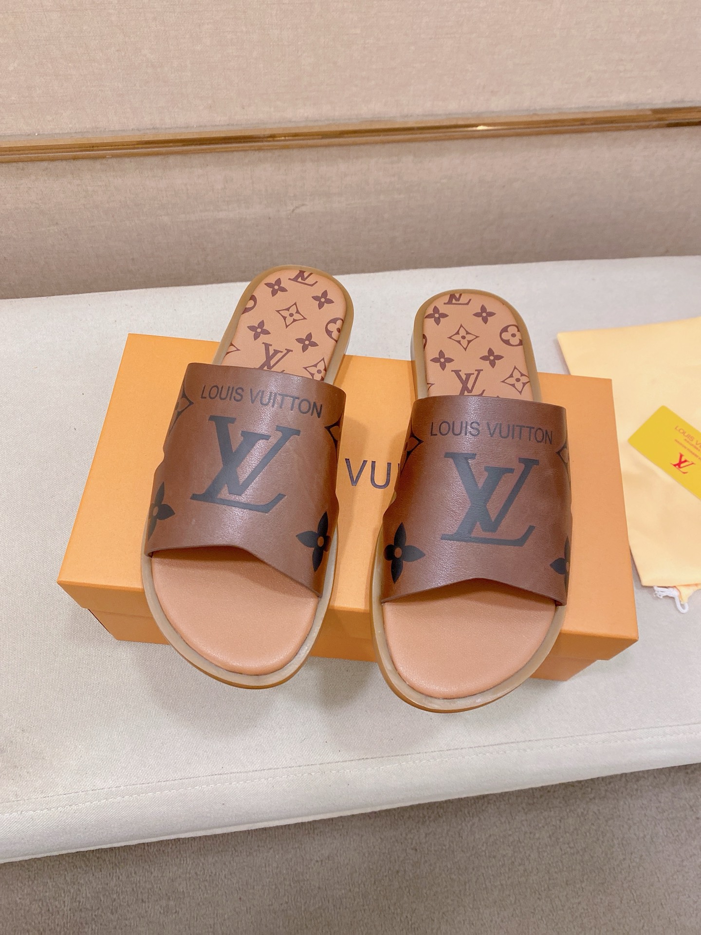 LV 高仿 男款拖鞋 淺棕極簡設計 夏季清爽百搭款| 9 LV 高仿 男款拖鞋 淺棕極簡設計 夏季清爽百搭款