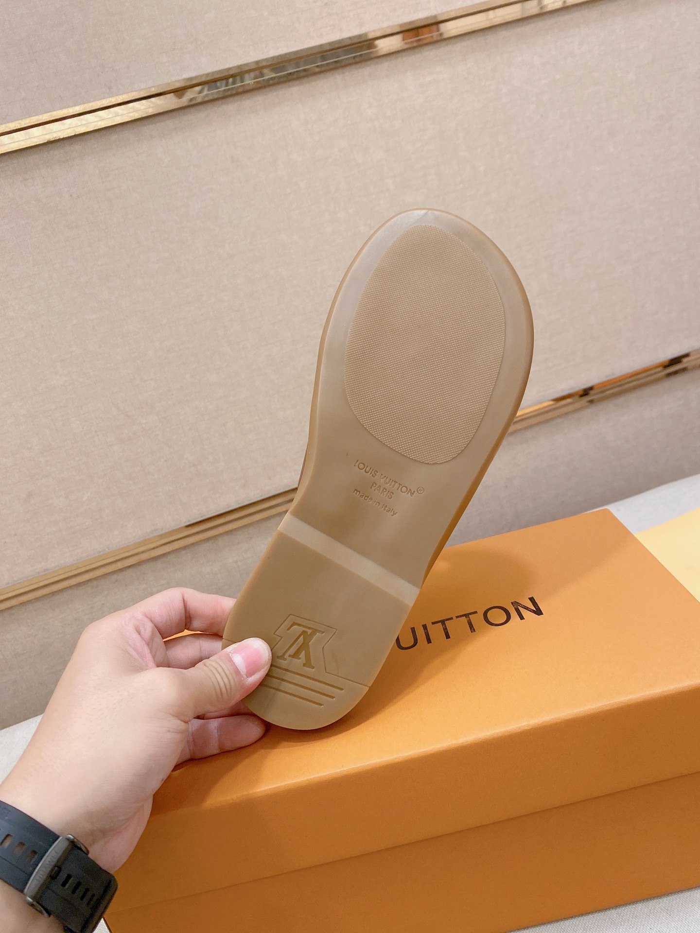 LV 高仿 男款拖鞋 淺棕極簡設計 夏季清爽百搭款| 7 LV 高仿 男款拖鞋 淺棕極簡設計 夏季清爽百搭款