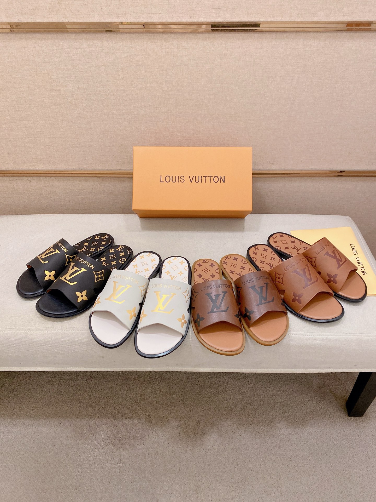 LV 高仿 男款印花拖鞋 Monogram經典設計 潮流百搭款| 15 LV 高仿 男款印花拖鞋 Monogram經典設計 潮流百搭款