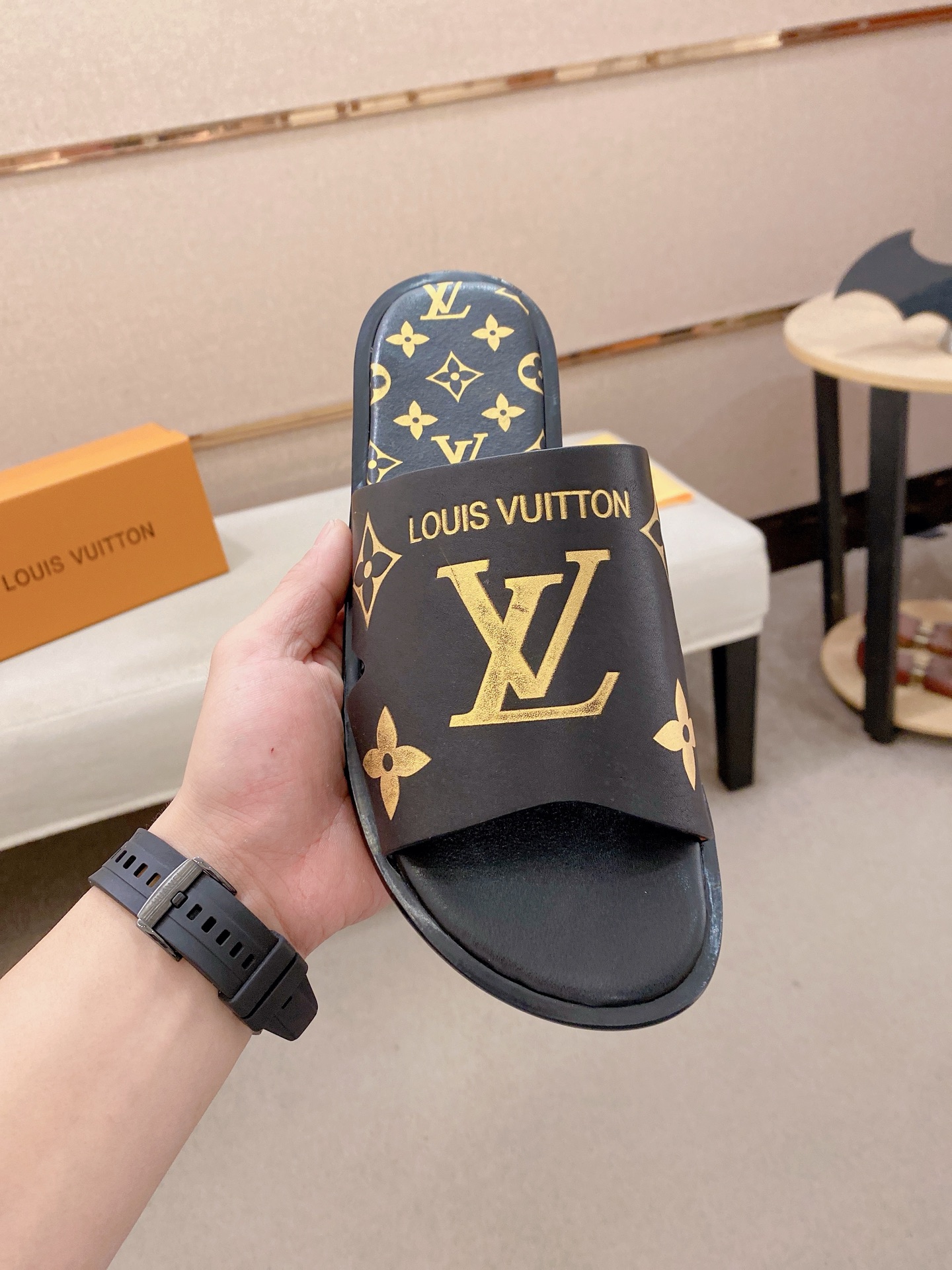 LV 高仿 男款印花拖鞋 Monogram經典設計 潮流百搭款| 14 LV 高仿 男款印花拖鞋 Monogram經典設計 潮流百搭款