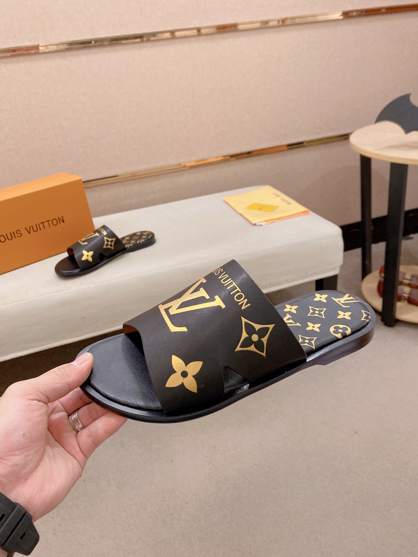 LV 高仿 男款印花拖鞋 Monogram經典設計 潮流百搭款| 13 LV 高仿 男款印花拖鞋 Monogram經典設計 潮流百搭款