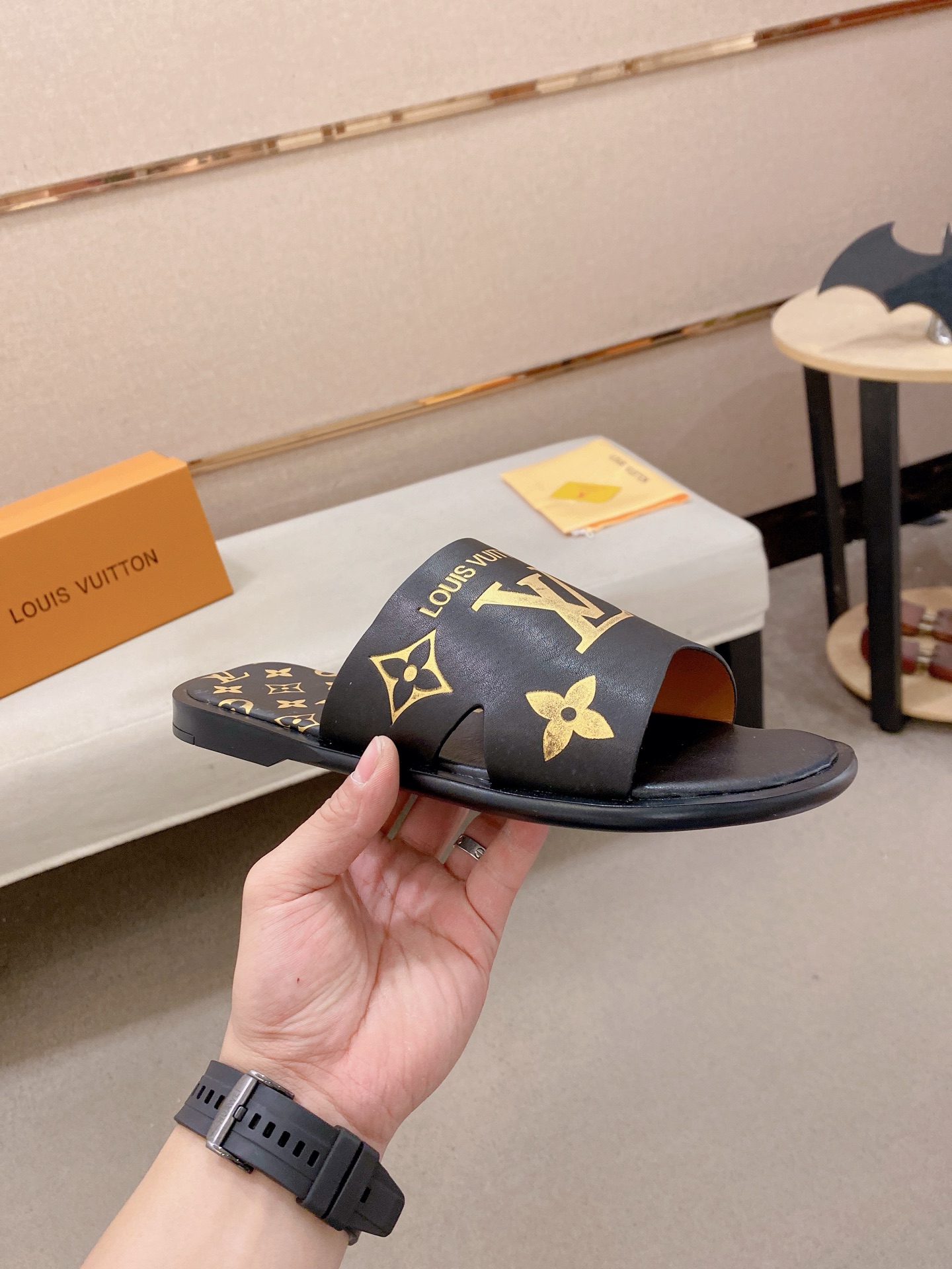 LV 高仿 男款印花拖鞋 Monogram經典設計 潮流百搭款| 12 LV 高仿 男款印花拖鞋 Monogram經典設計 潮流百搭款