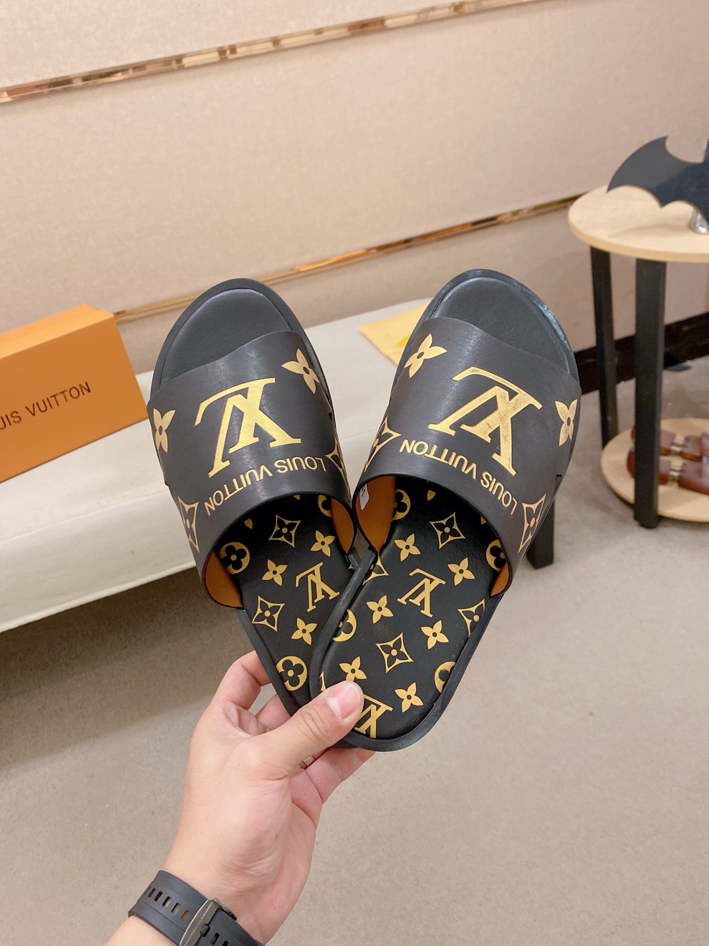 LV 高仿 男款印花拖鞋 Monogram經典設計 潮流百搭款| 11 LV 高仿 男款印花拖鞋 Monogram經典設計 潮流百搭款