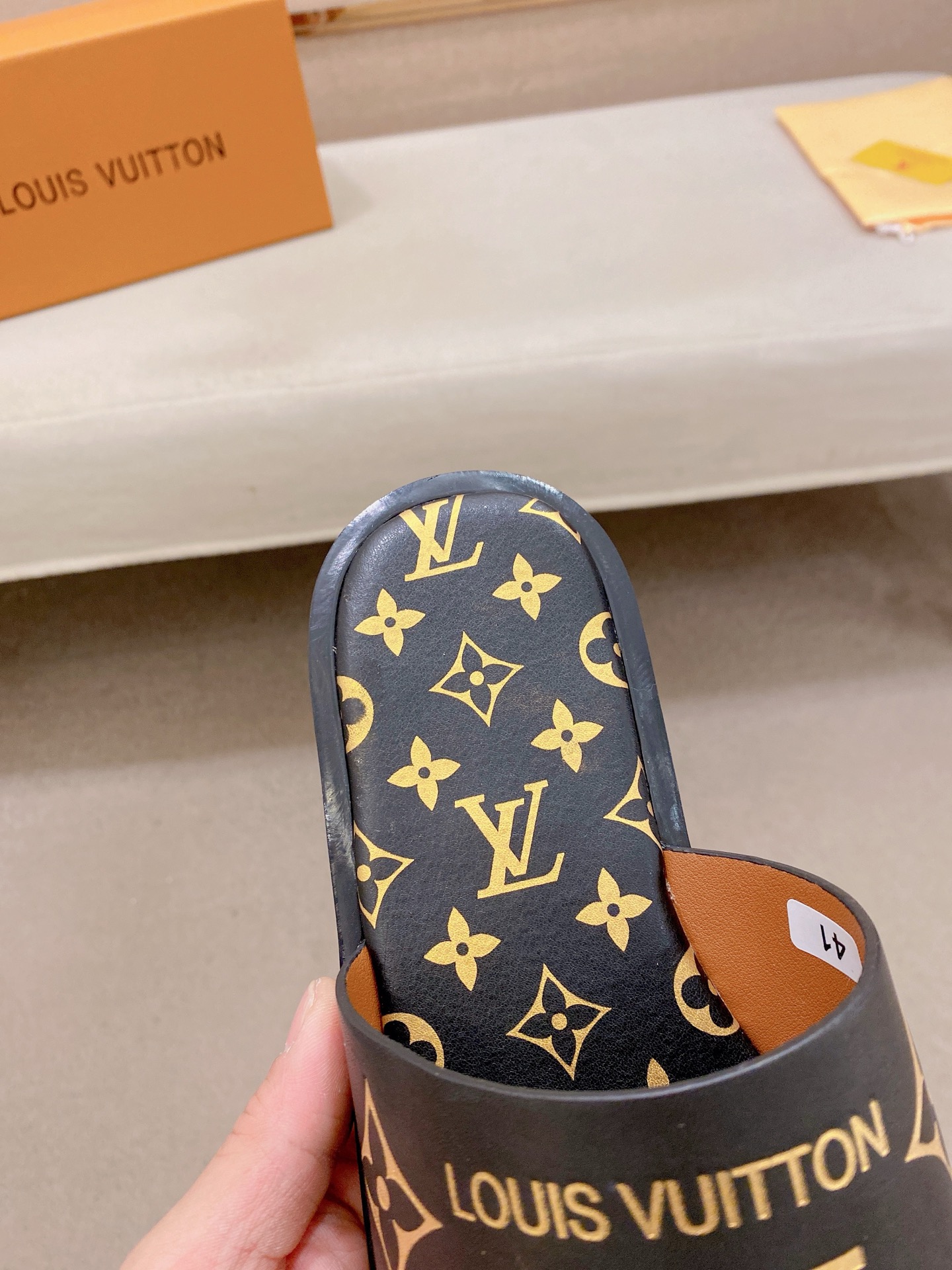 LV 高仿 男款印花拖鞋 Monogram經典設計 潮流百搭款| 10 LV 高仿 男款印花拖鞋 Monogram經典設計 潮流百搭款