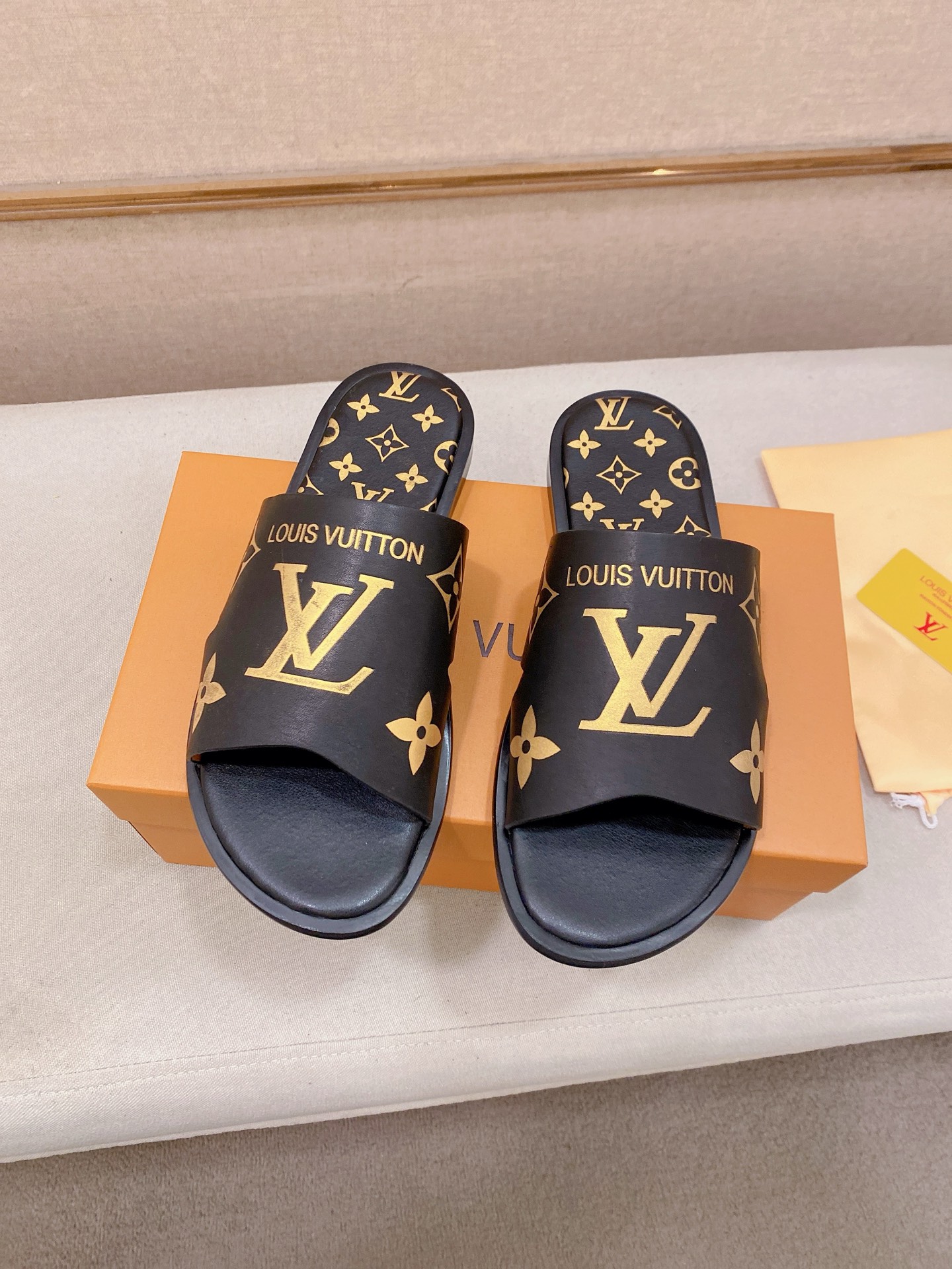 LV 高仿 男款印花拖鞋 Monogram經典設計 潮流百搭款| 9 LV 高仿 男款印花拖鞋 Monogram經典設計 潮流百搭款