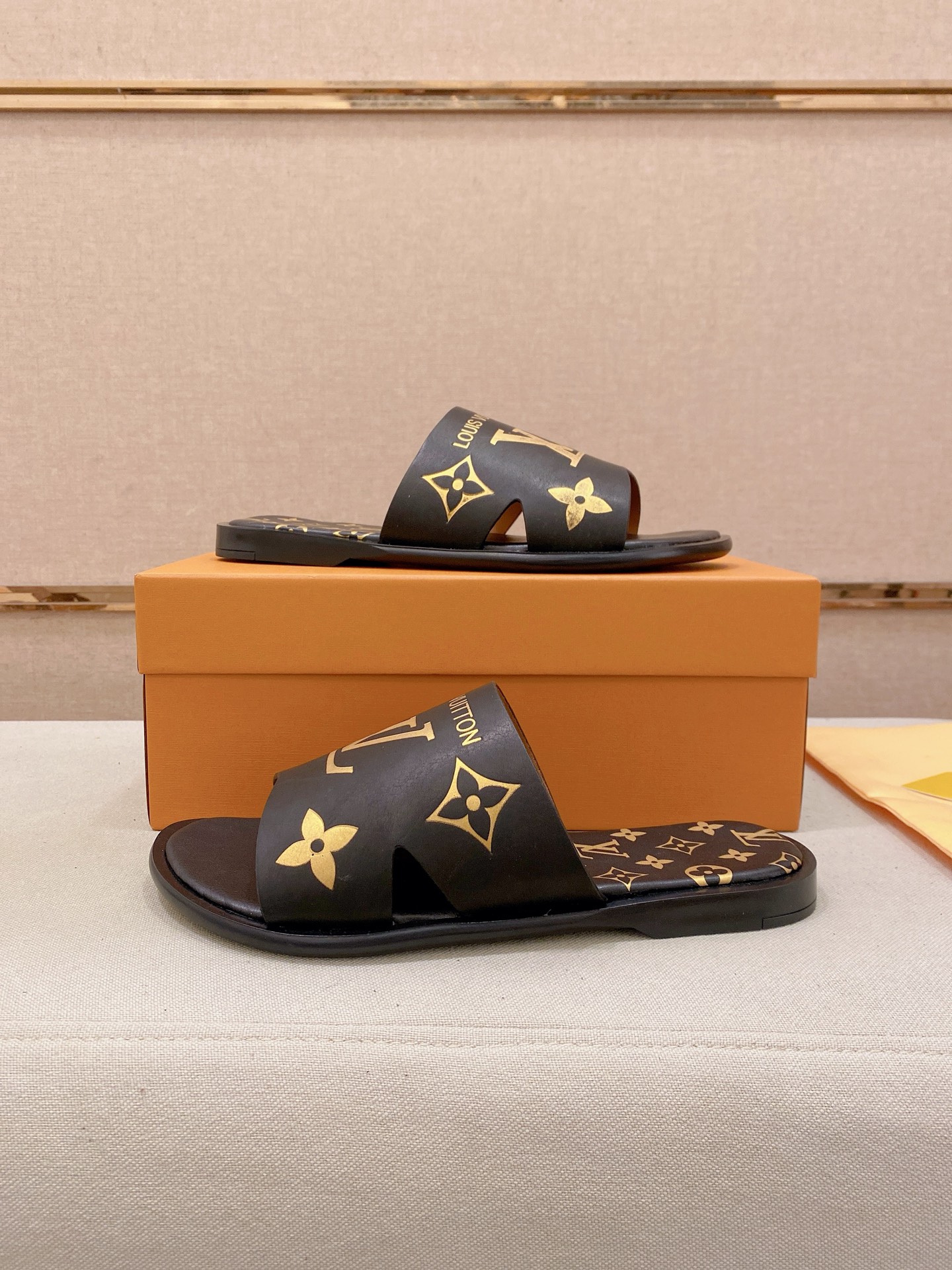 LV 高仿 男款印花拖鞋 Monogram經典設計 潮流百搭款| 8 LV 高仿 男款印花拖鞋 Monogram經典設計 潮流百搭款