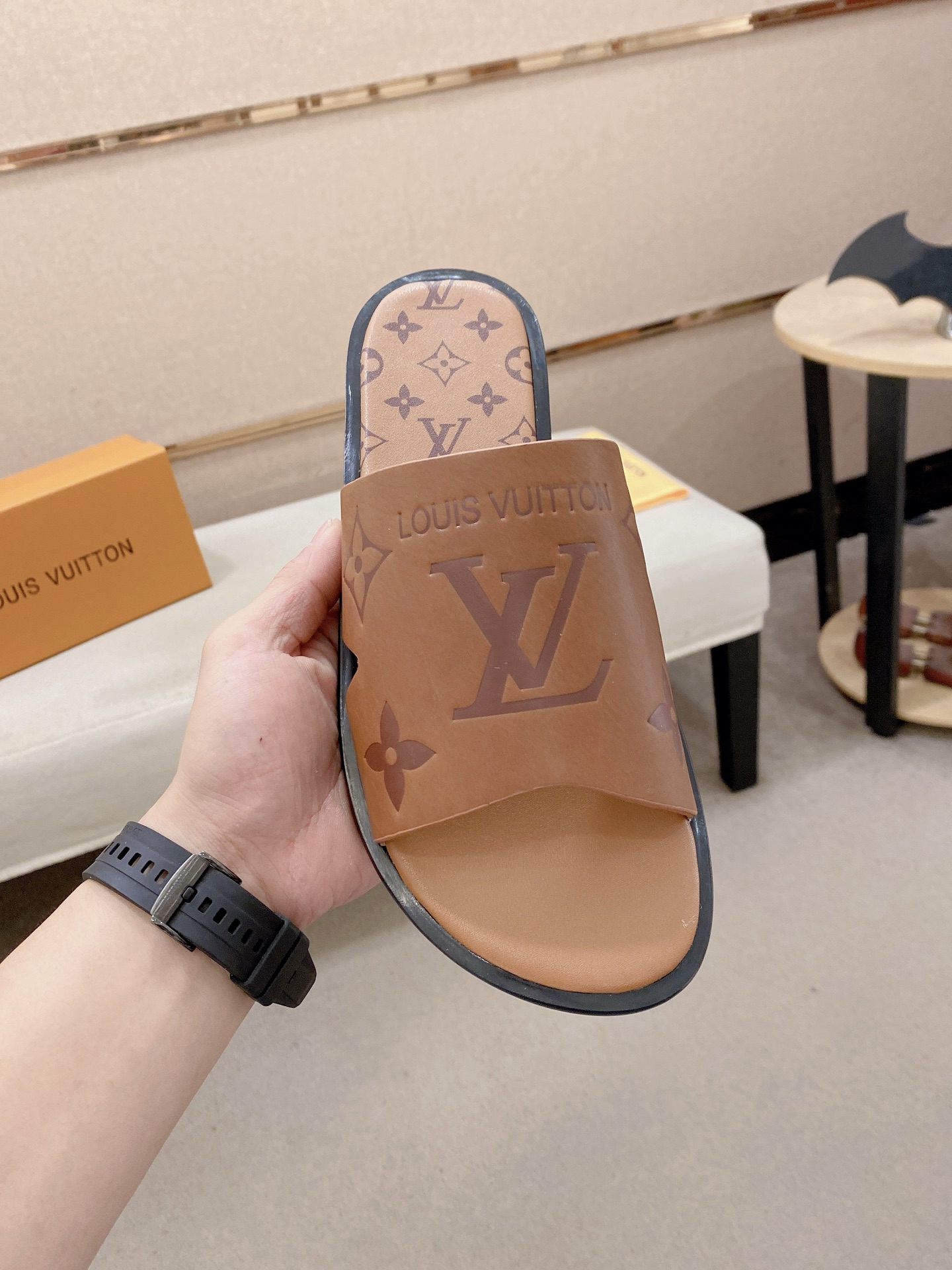 LV 高仿 男款印花拖鞋 經典Monogram棕色設計 百搭休閒款| 14 LV 高仿 男款印花拖鞋 經典Monogram棕色設計 百搭休閒款