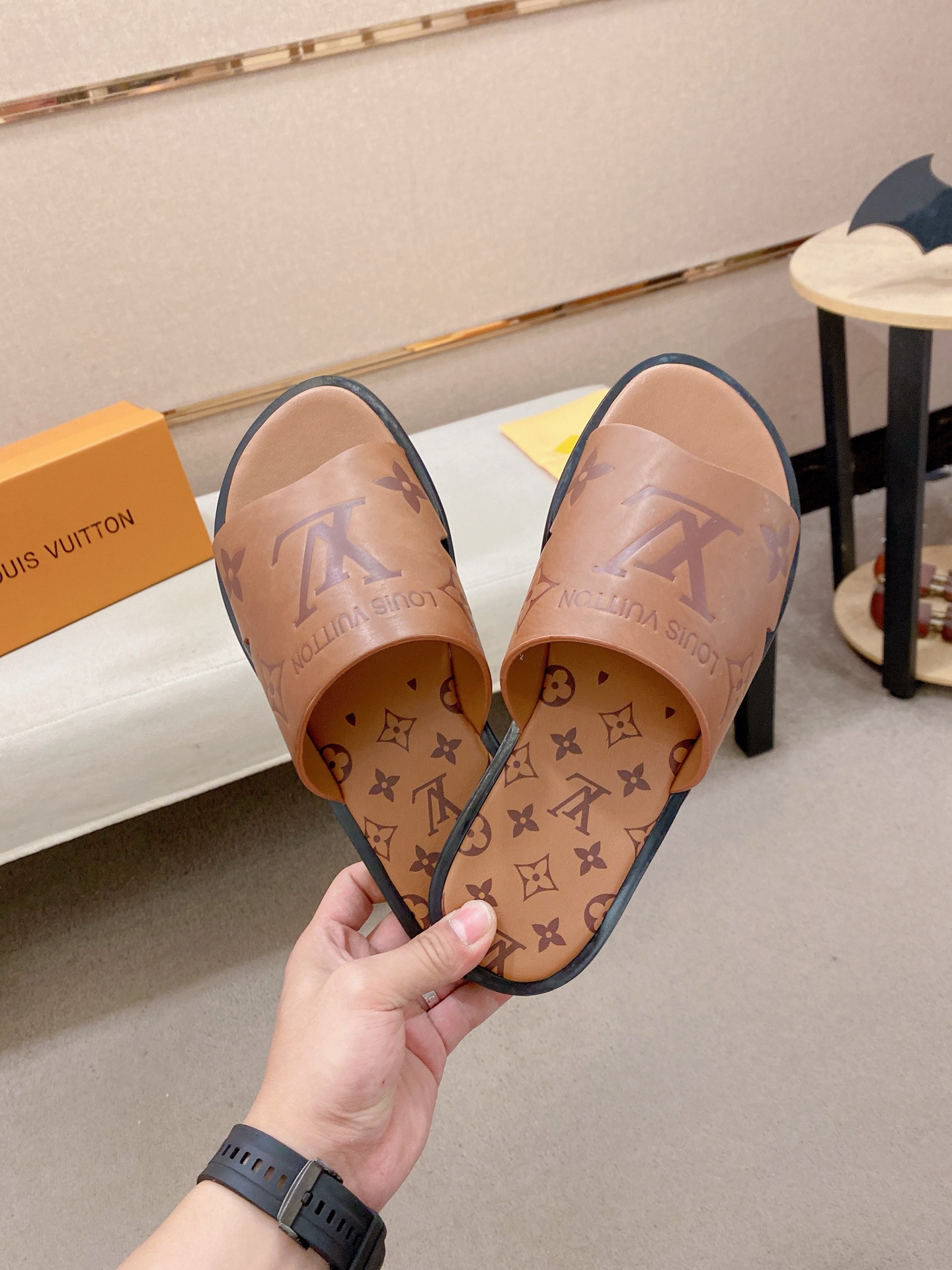 LV 高仿 男款印花拖鞋 經典Monogram棕色設計 百搭休閒款