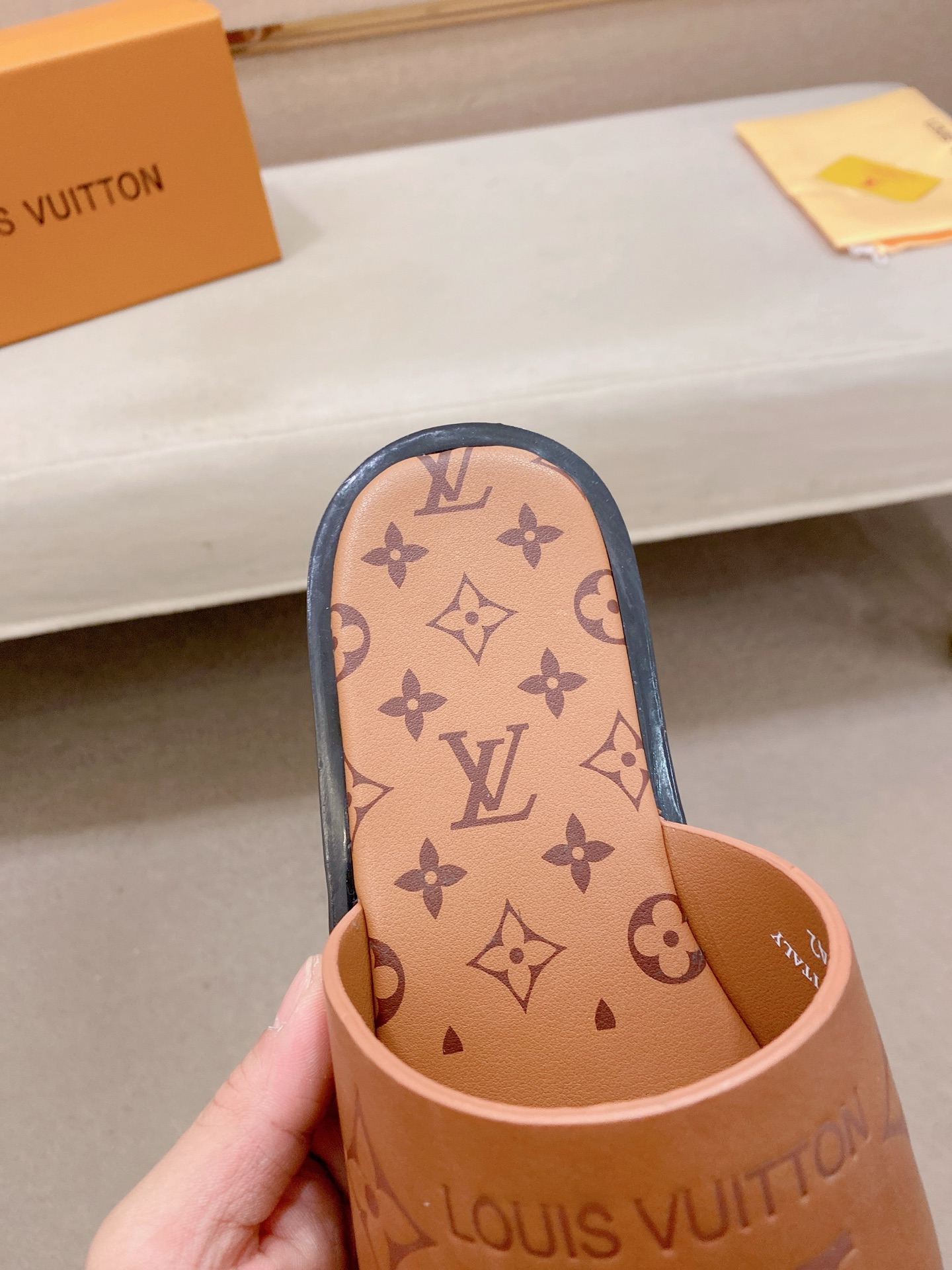 LV 高仿 男款印花拖鞋 經典Monogram棕色設計 百搭休閒款
