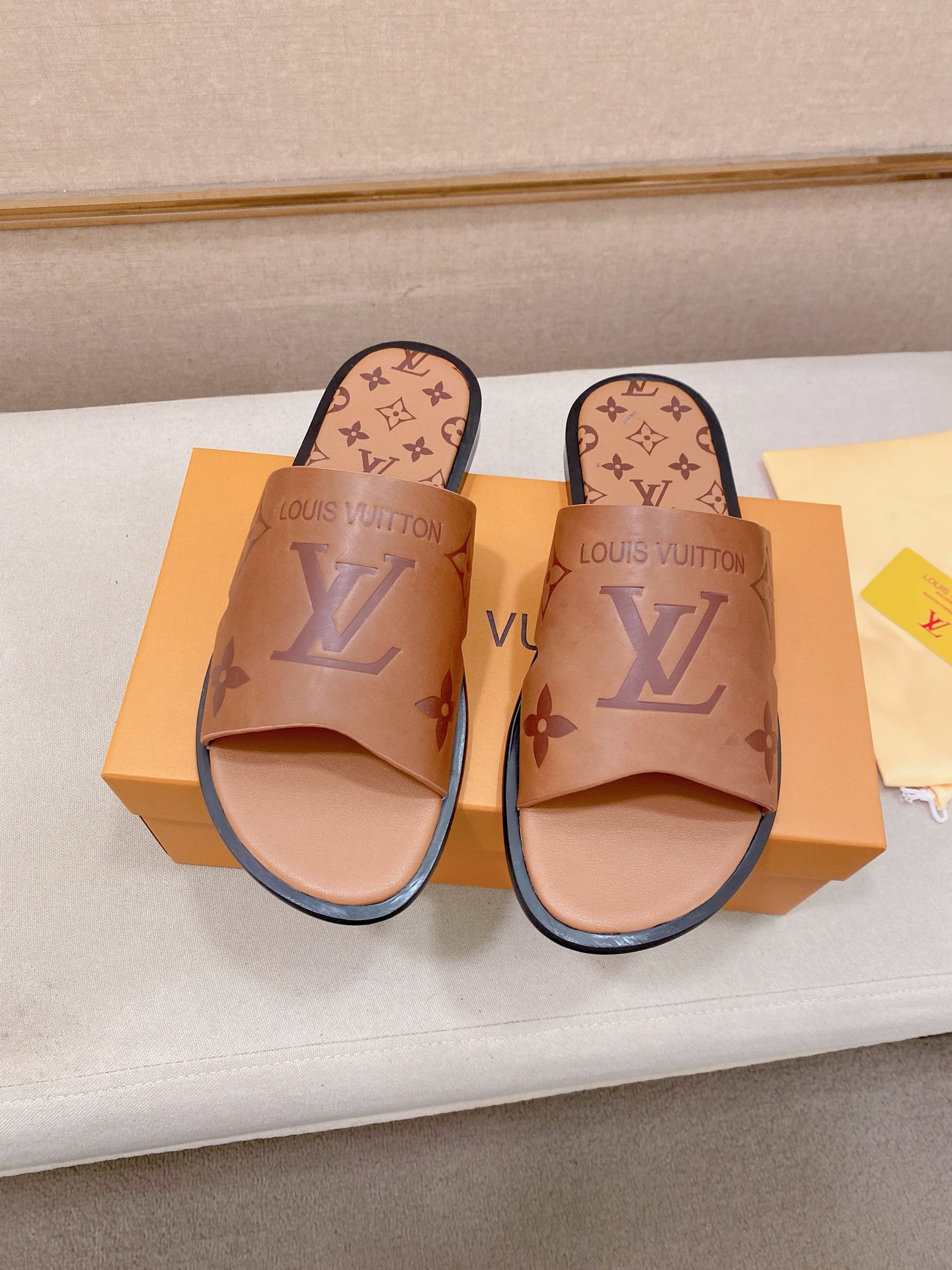 LV 高仿 男款印花拖鞋 經典Monogram棕色設計 百搭休閒款
