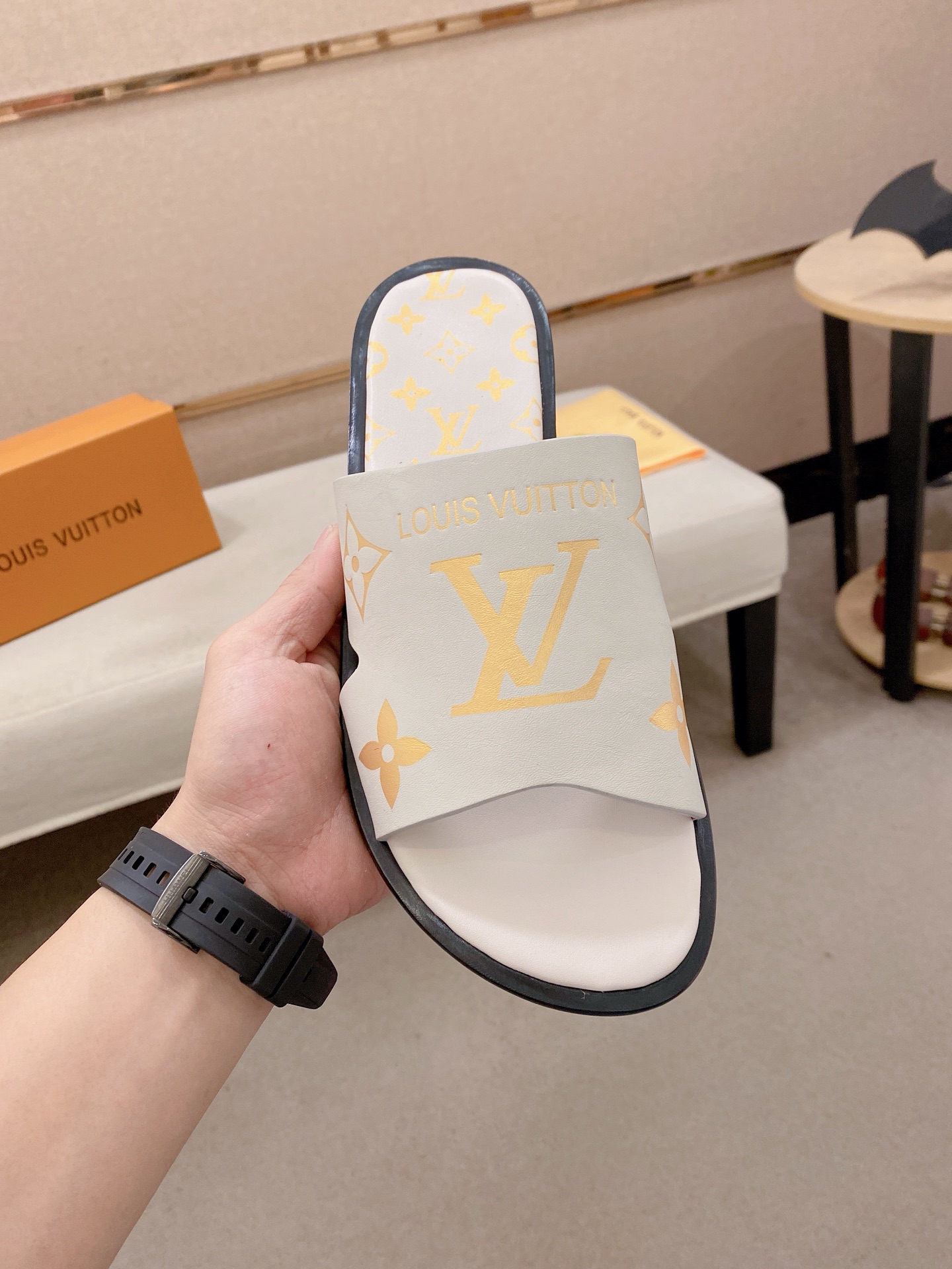 LV 一比一 男款拖鞋 白色印花設計 清爽百搭休閒款| 14 LV 一比一 男款拖鞋 白色印花設計 清爽百搭休閒款