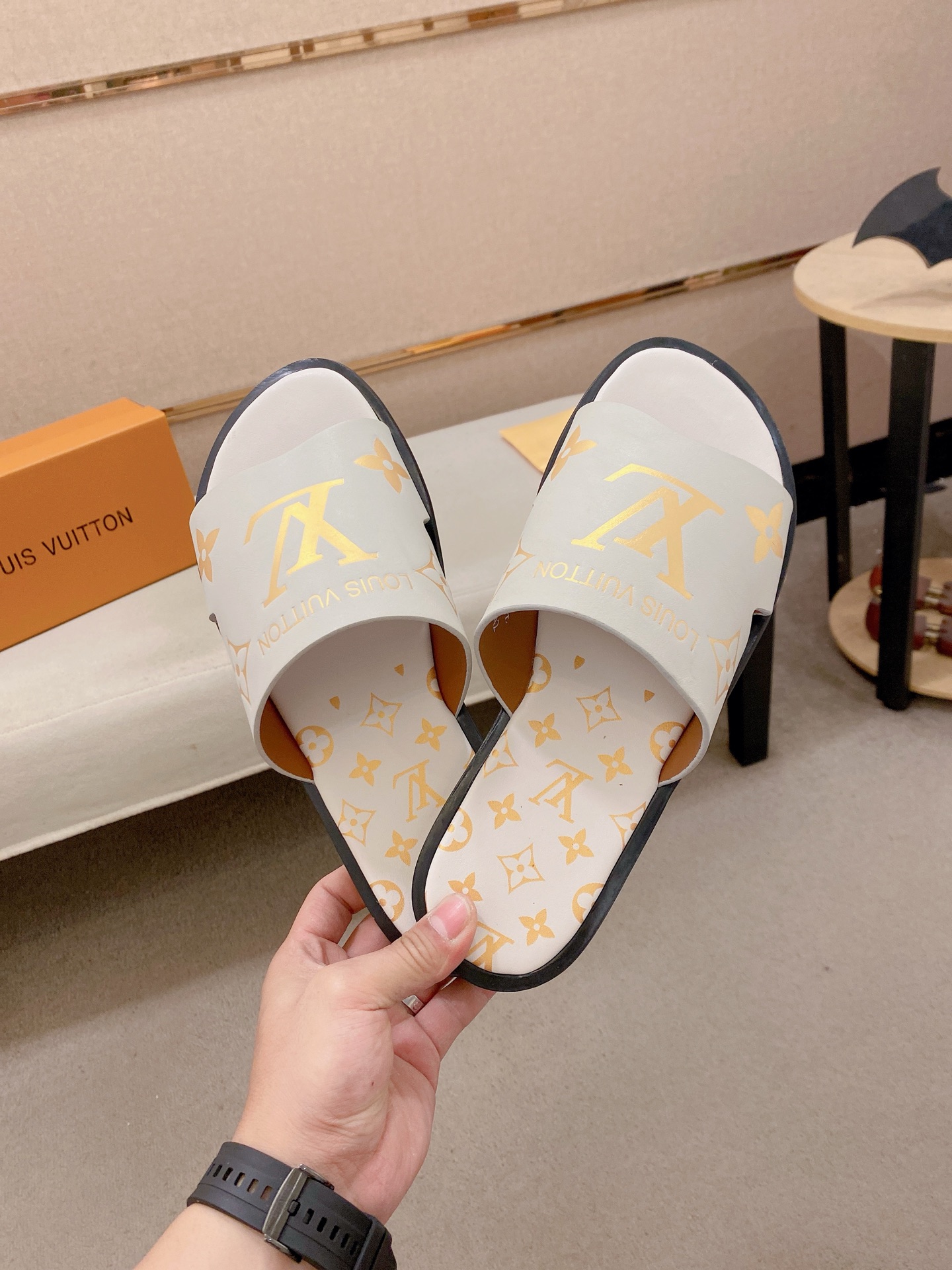 LV 一比一 男款拖鞋 白色印花設計 清爽百搭休閒款| 11 LV 一比一 男款拖鞋 白色印花設計 清爽百搭休閒款
