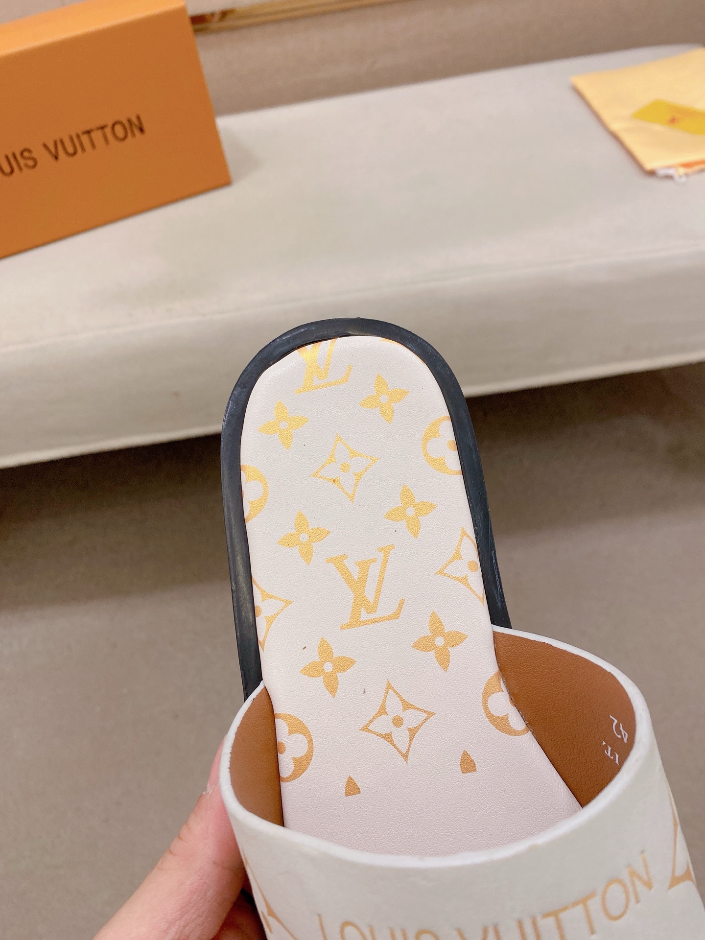 LV 一比一 男款拖鞋 白色印花設計 清爽百搭休閒款| 10 LV 一比一 男款拖鞋 白色印花設計 清爽百搭休閒款