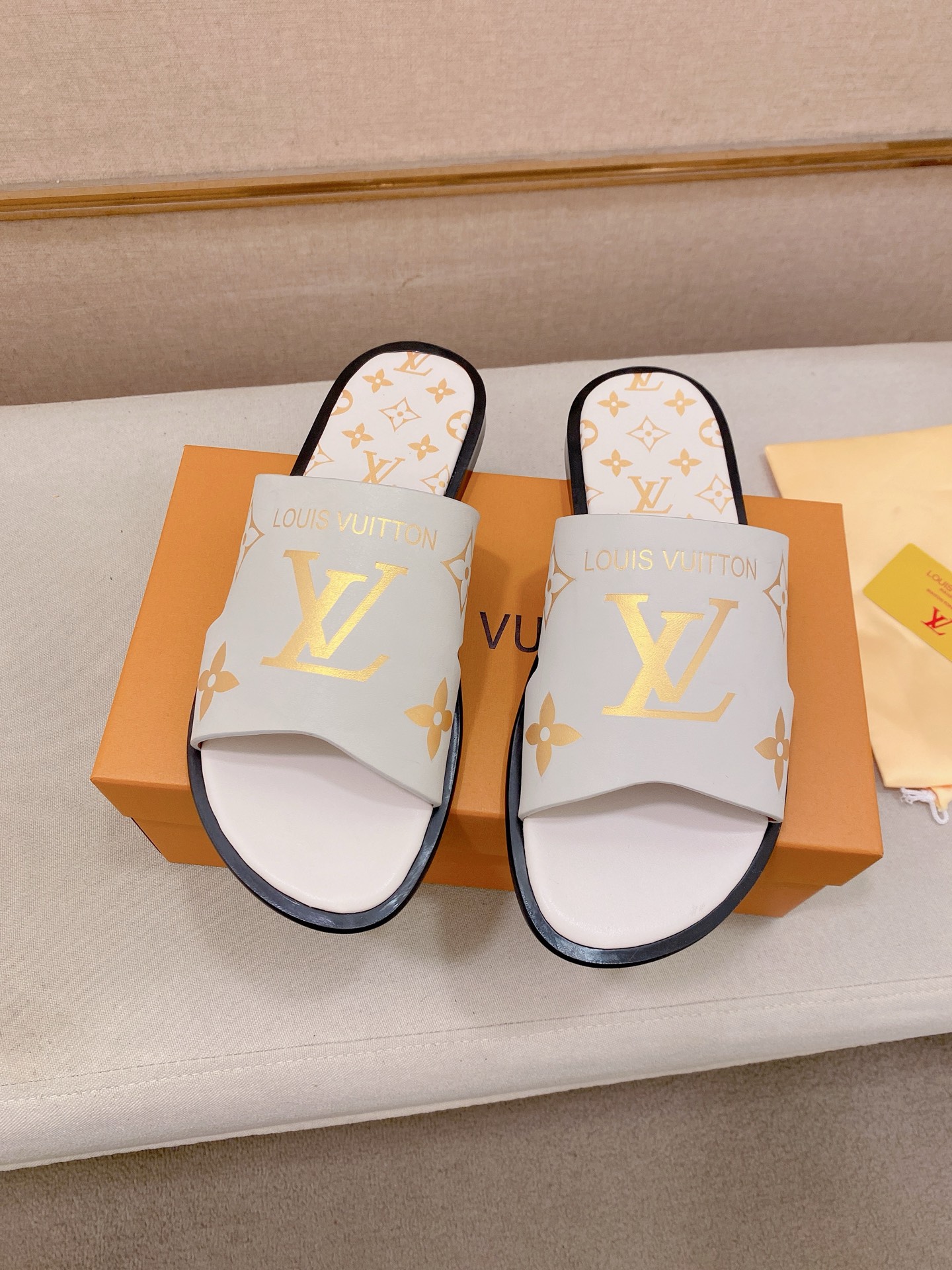 LV 一比一 男款拖鞋 白色印花設計 清爽百搭休閒款| 9 LV 一比一 男款拖鞋 白色印花設計 清爽百搭休閒款