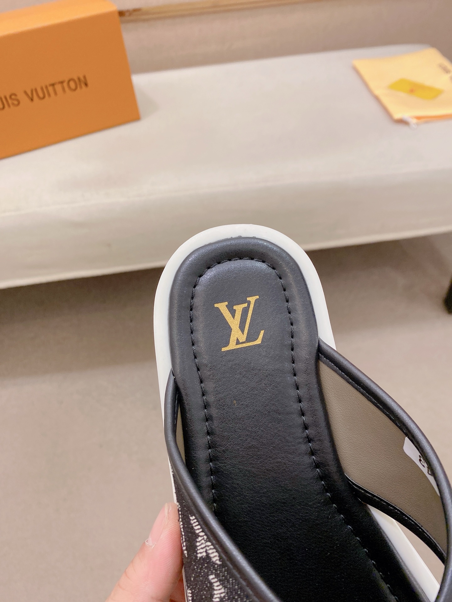 LV 原單 男款交叉帶拖鞋 牛仔丹寧設計 潮流休閒款| 10 LV 原單 男款交叉帶拖鞋 牛仔丹寧設計 潮流休閒款