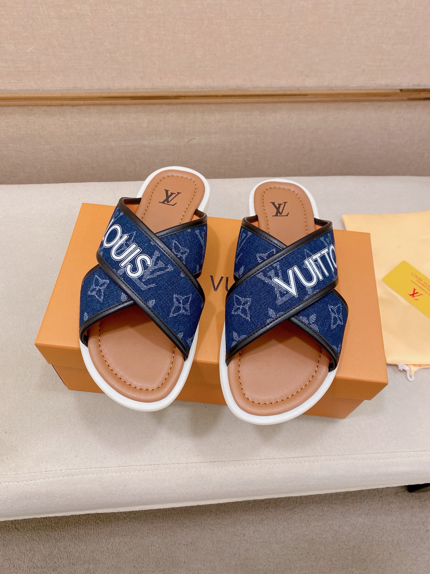LV A貨 男款拖鞋 黑色丹寧交叉設計 潮流百搭款| 9 LV A貨 男款拖鞋 黑色丹寧交叉設計 潮流百搭款
